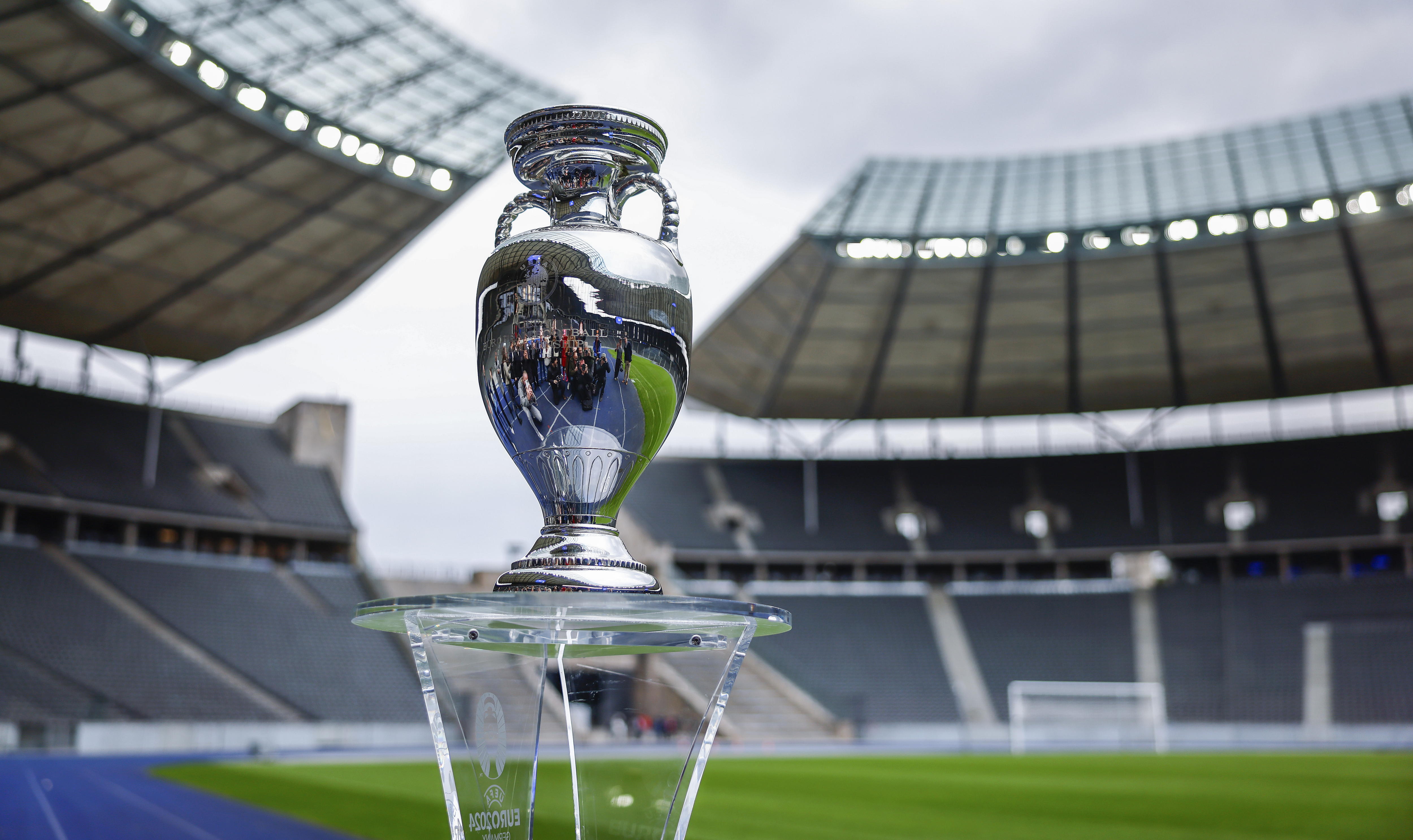 La Eurocopa posando en el interior del Estadio Olímpico de Berlín.