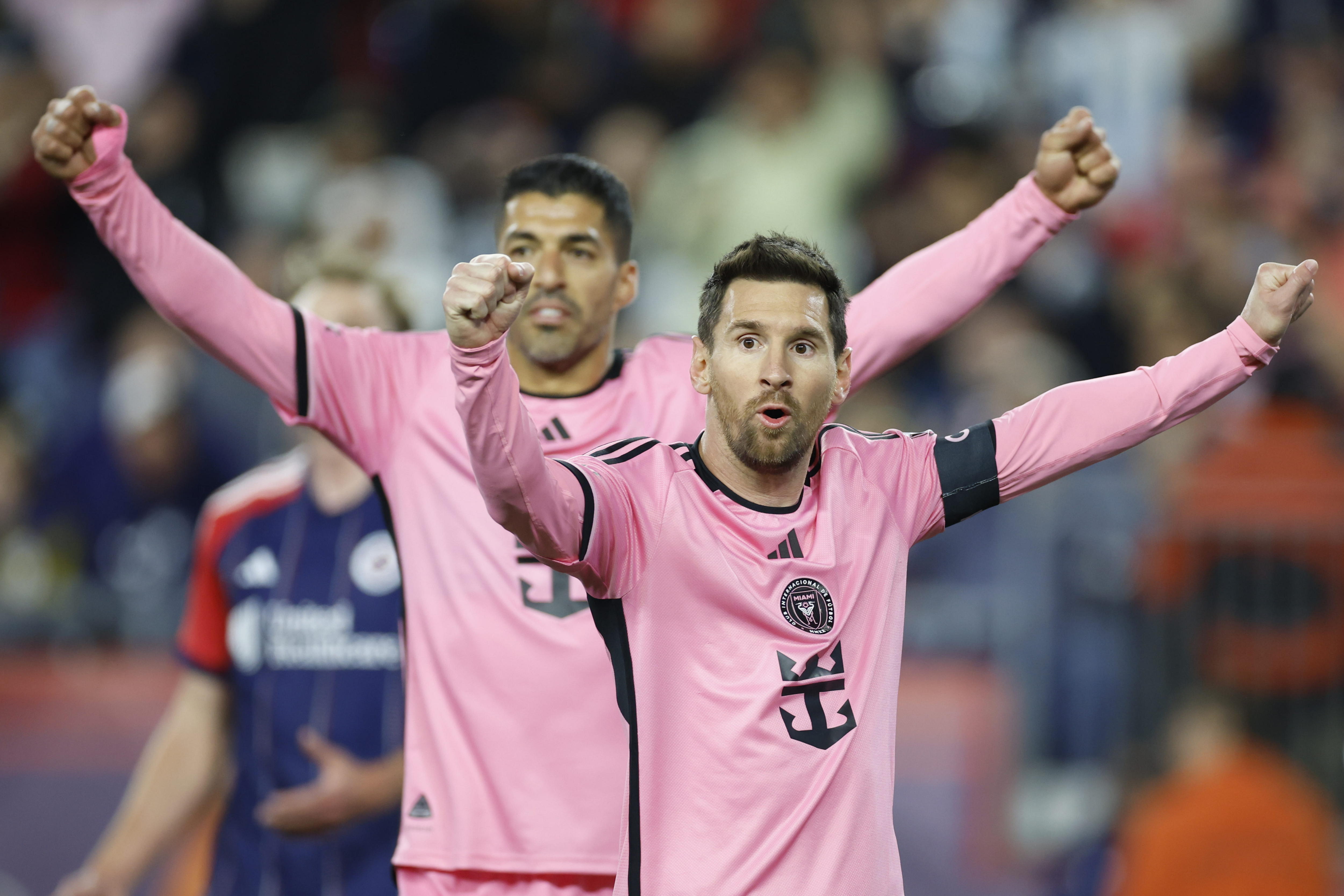 Los delanteros del Inter Miami Lionel Messi (d) y Luis Suárez (i) celebran un gol durante la segunda mitad del partido de la MLS entre el New England Revolution y el Inter Miami.