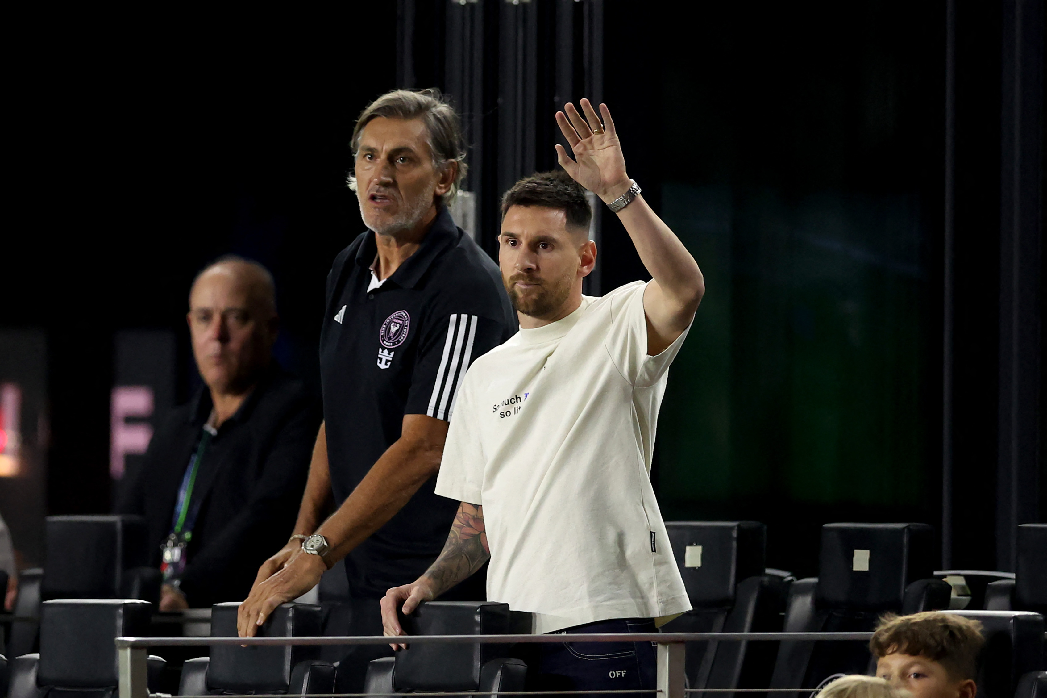 Lionel Messi saluda en el Chase Stadium. Este 10 de abril el Inter Miami visita al Monterrey.