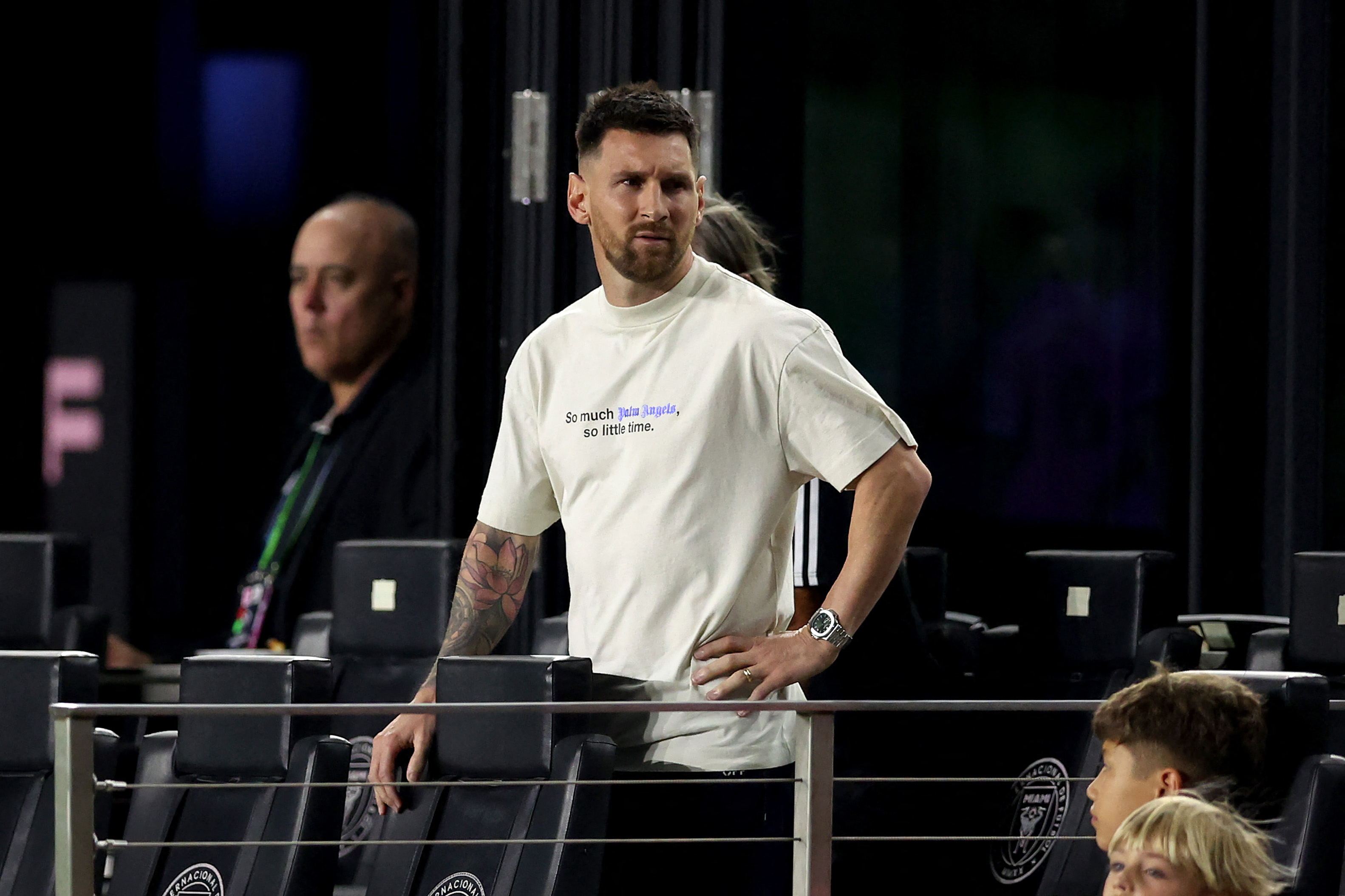 El jugador del Inter Miami, Lionel Messi, en las gradas del Chase Stadium ante Monterrey jugando la ida de los cuartos de final de la Concacaf Champions Cup. (Foto Prensa Libre: AFP)