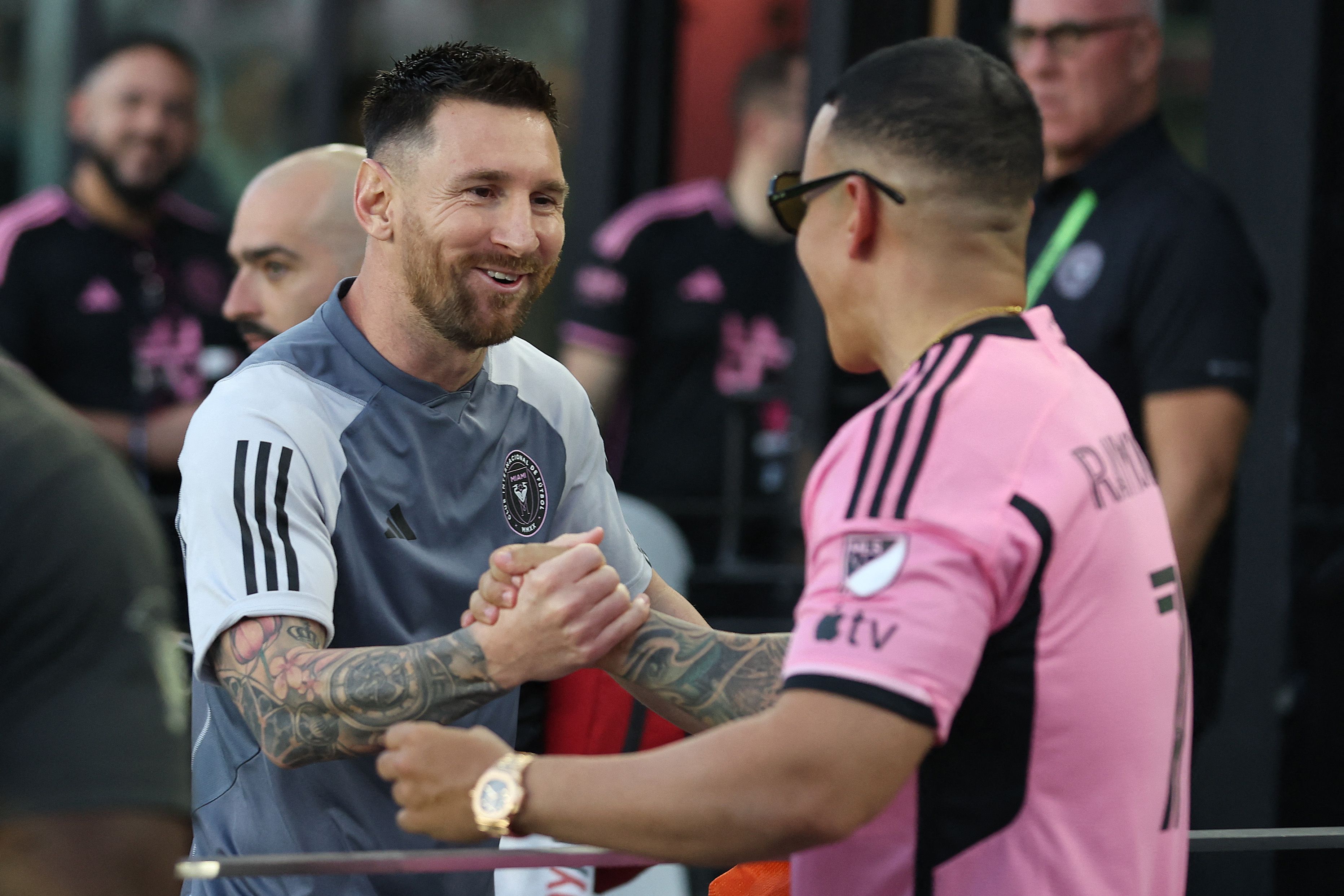 El capitán del Inter Miami, Lionel Messi, y el ícono de la música urbana, Daddy Yankee, comparten un saludo antes del partido ante el Colorado Rapids en el Chase Stadium de Fort Lauderdale, Florida. (Foto Prensa Libre: AFP)