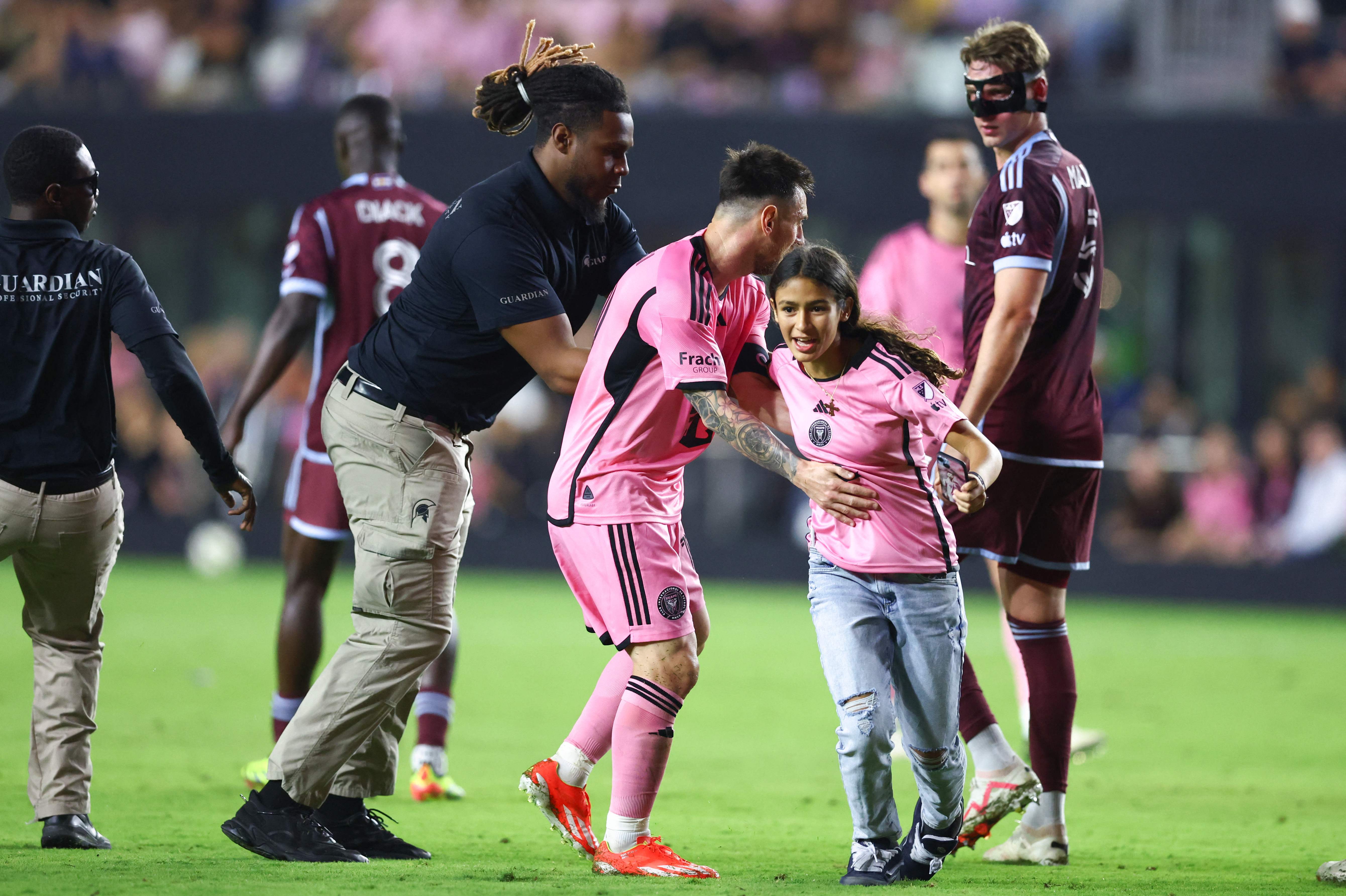 El capitán del Inter Miami, Lionel Messi, se fotografió con la niña venezolana, Antonella Siegert, durante el partido ante el Colorado Rapids en el Chase Stadium de Fort Lauderdale, Florida. (Foto Prensa Libre: AFP)