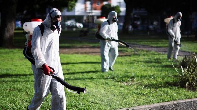 Operarios en un parque de Buenos Aires.

Reuters