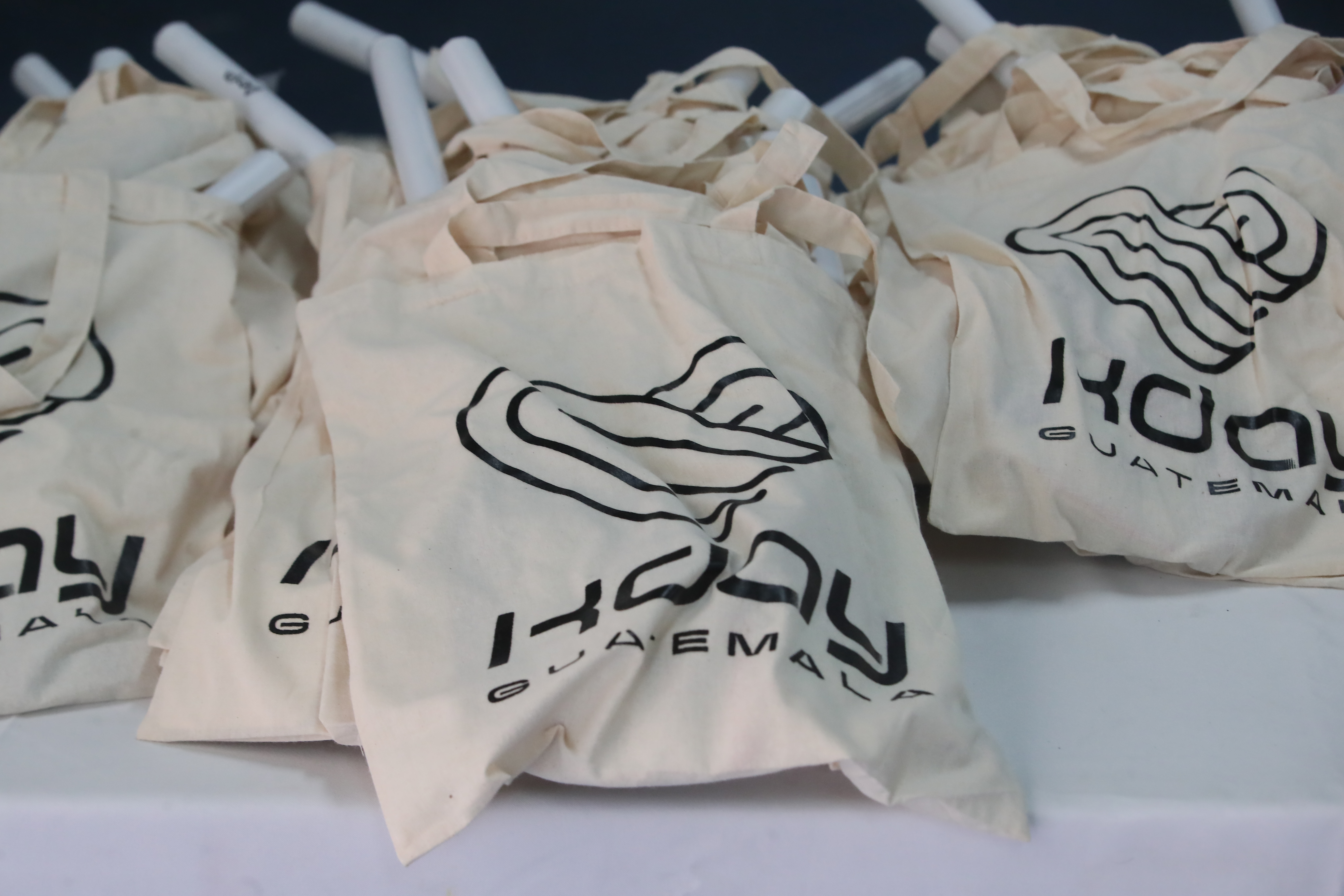 Bolsas con presentes son distribuidas entre los asistentes, un gesto de agradecimiento que añade un toque especial de sorpresa y gratitud a la experiencia del K-Day.  (Fotografía Prensa Libre: Byron Rivera Baiza).