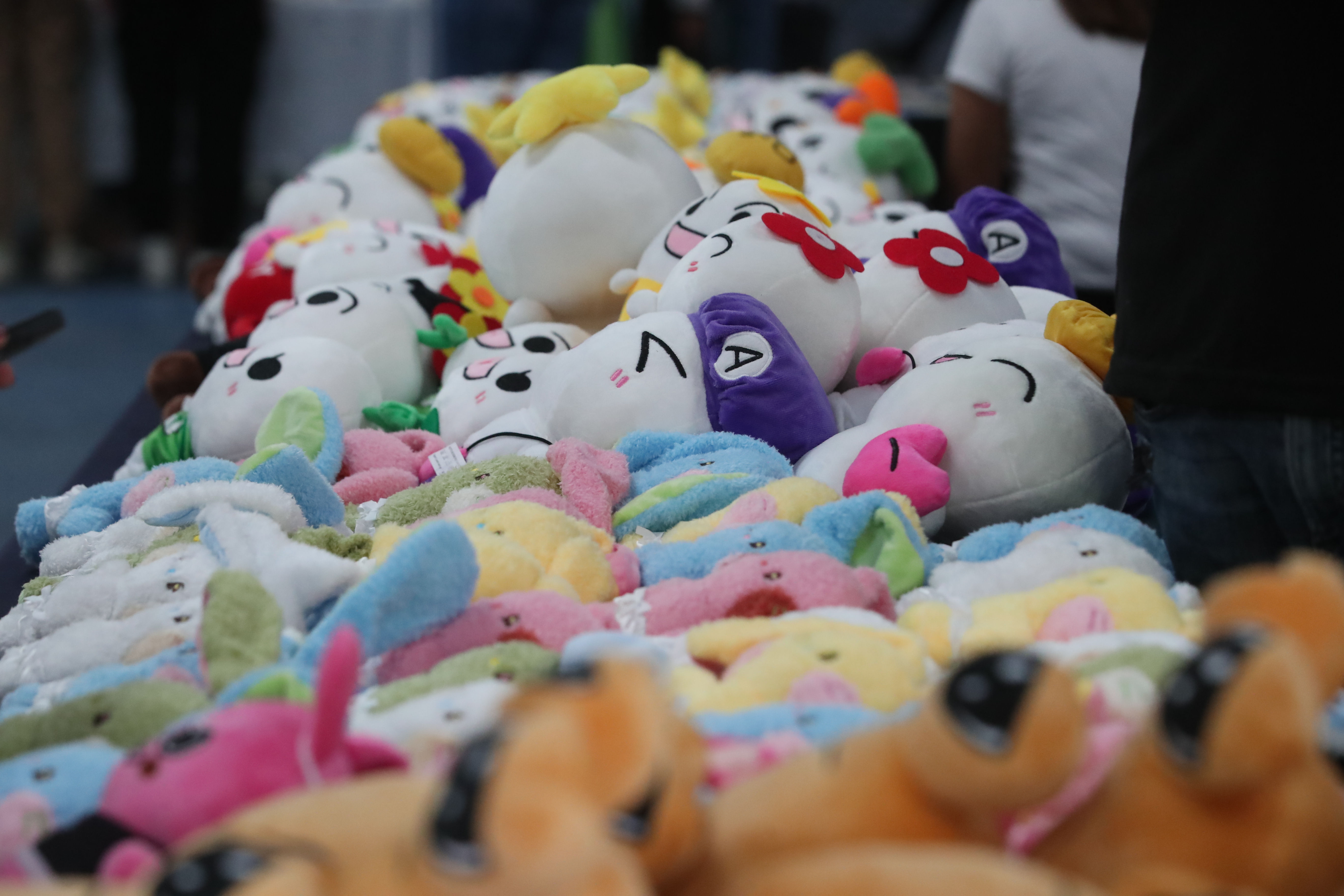Los asistentes exploran los coloridos puestos de venta, donde una variedad de peluches anime. (Fotografía Prensa Libre: Byron Rivera Baiza).