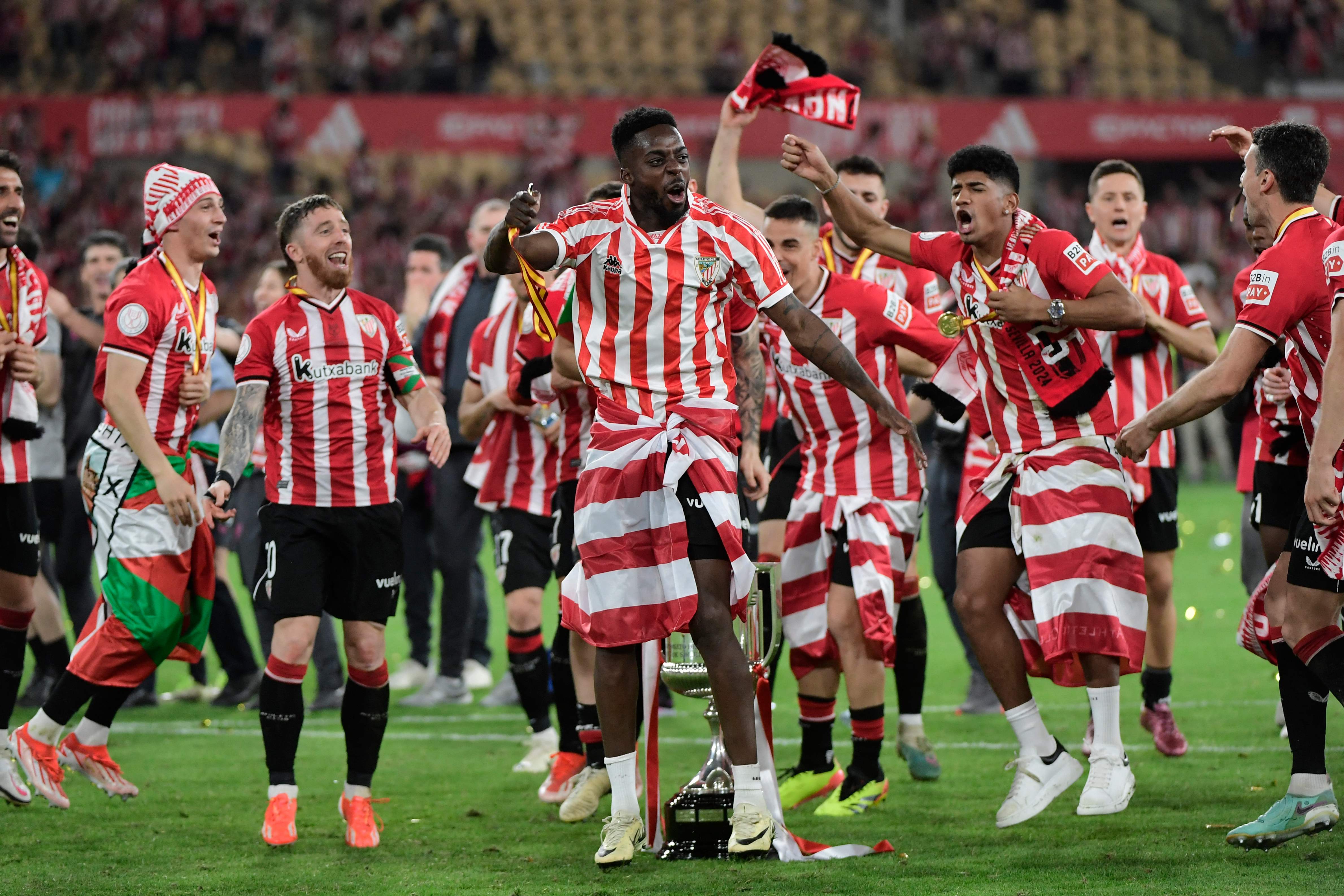 Los jugadores del Athletic Club festejan el título de la Copa del Rey luego de vencer al RCD Mallorca en La Cartuja de Sevilla, España. (Foto Prensa Libre: AFP)