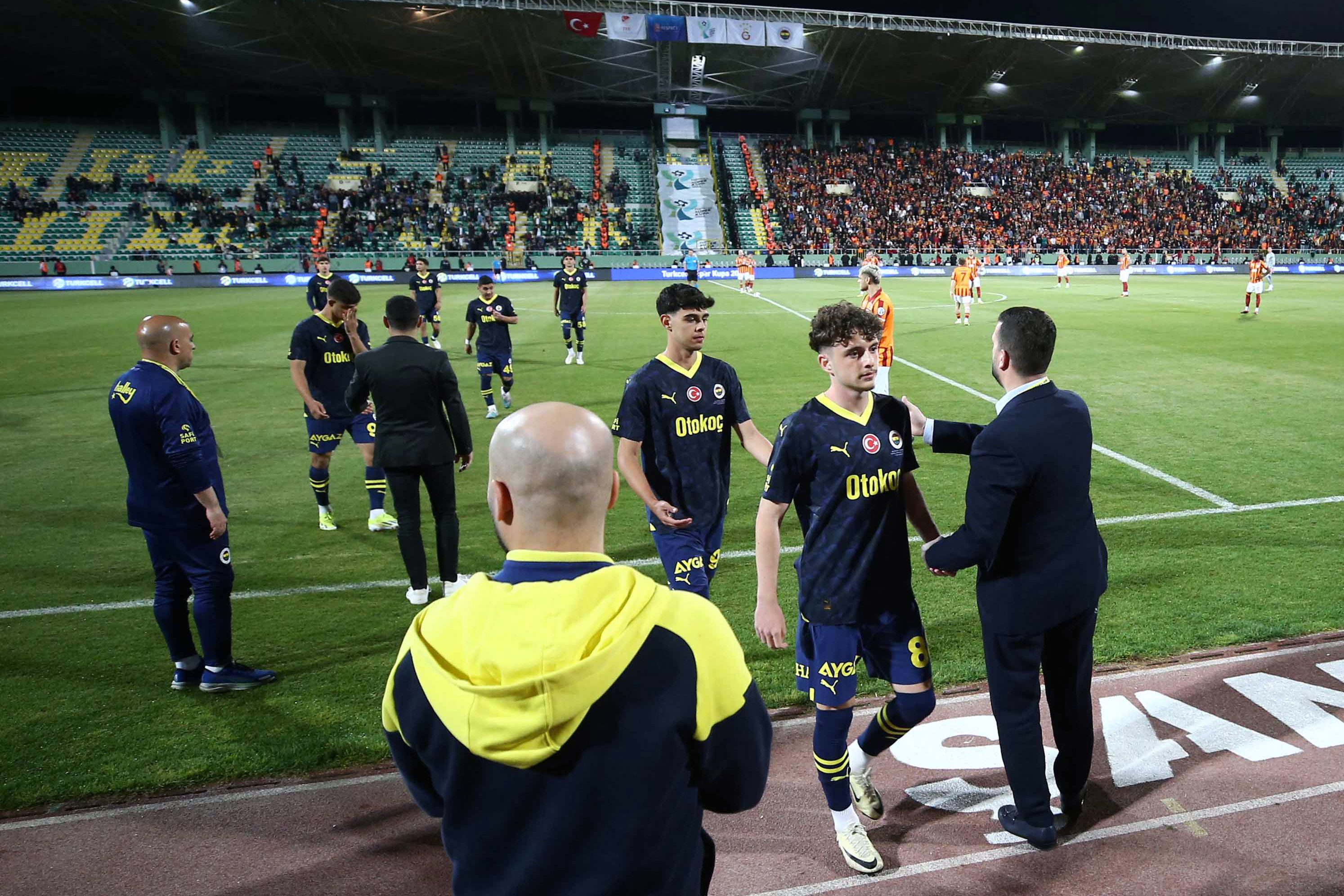 Los jugadores juveniles del Fenerbahce abandonan partido ante el Galatasaray, por la Copa Turca, realizado en Sanliurfa, Turquía. (Foto Prensa Libre: AFP)