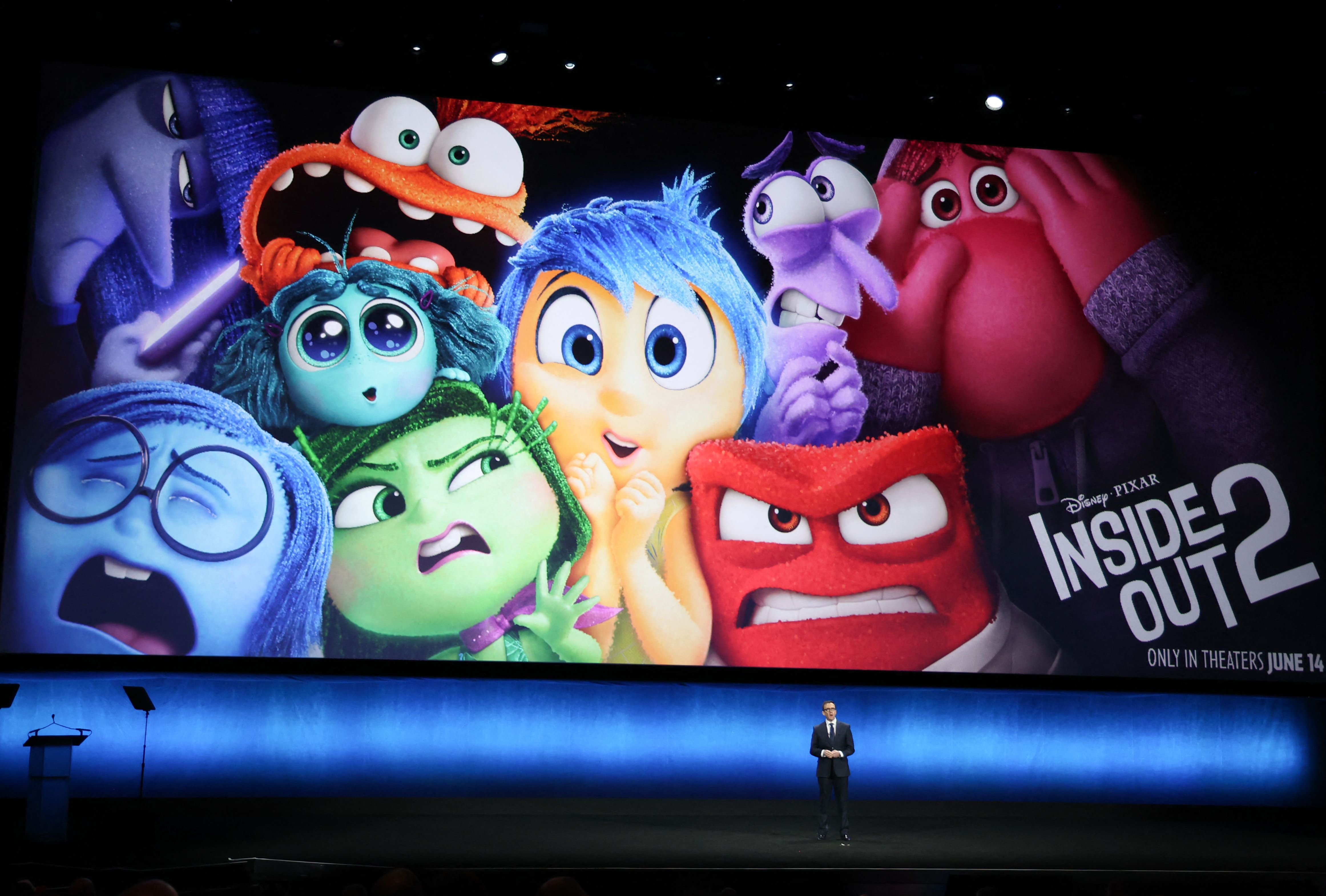 Tony Chambers, vicepresidente sénior de distribución de estudios de The Walt Disney Company EMEA habla en el escenario sobre la película "Inside Out 2" durante la presentación de Walt Disney Studios en The Colosseum at Caesars Palace en CinemaCon 2024 en Las Vegas, Nevada, el 11 de abril de 2024. (Foto Prensa Libre: RONDA CHURCHILL / AFP)