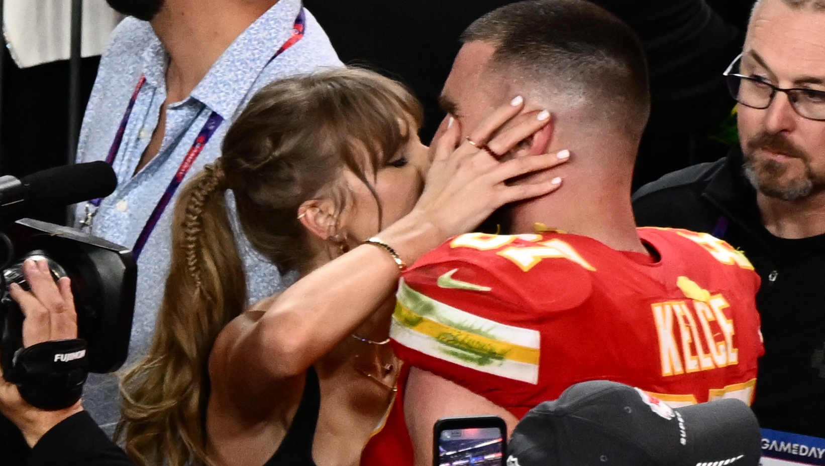 Travis Kelce sorprendió al presentarse como uno de los bailarines en el show de Taylor Swift