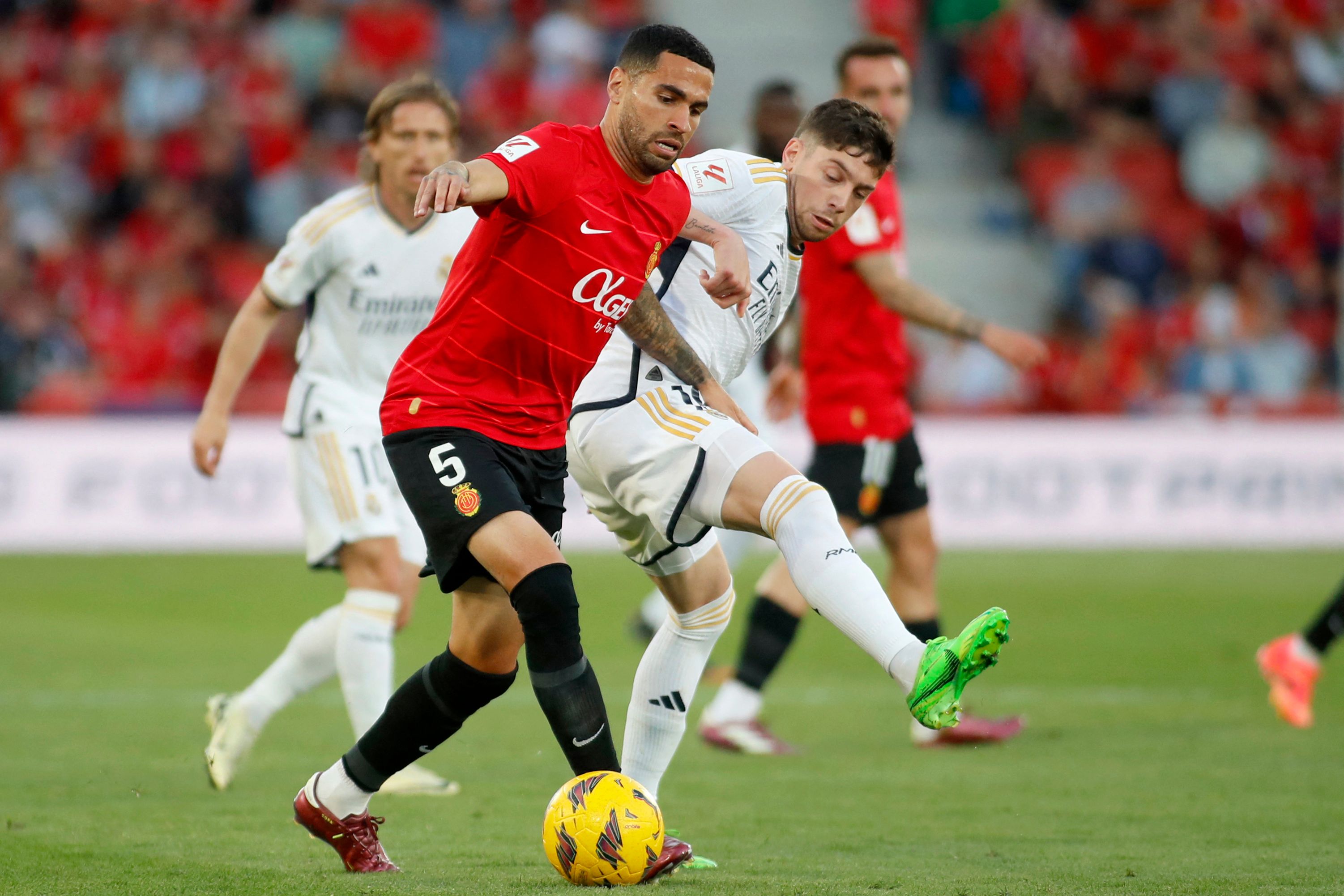 Real Mallorcas Spanish midfielder #5 Omar Mascarell (L) vies with Real Madrid's Uruguayan midfielder #15 Federico Valverde during the Spanish league football match between RCD Mallorca and Real Madrid CF at the Mallorca Son Moix stadium in Palma de Mallorca on April 13, 2024. (Photo by JAIME REINA / AFP)