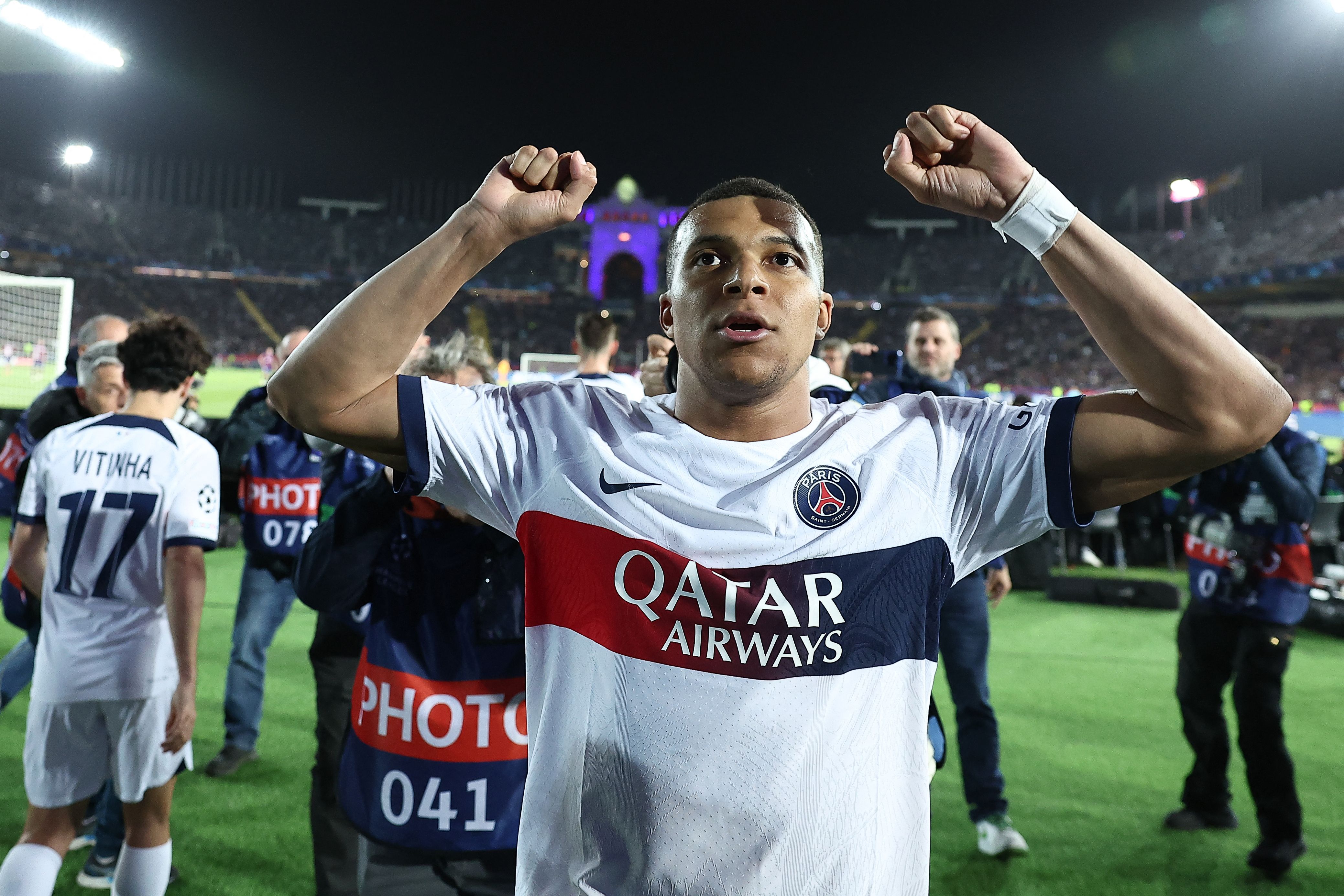 Kylian Mbbapé celebra anotar su segundo gol ante el Barcelona.