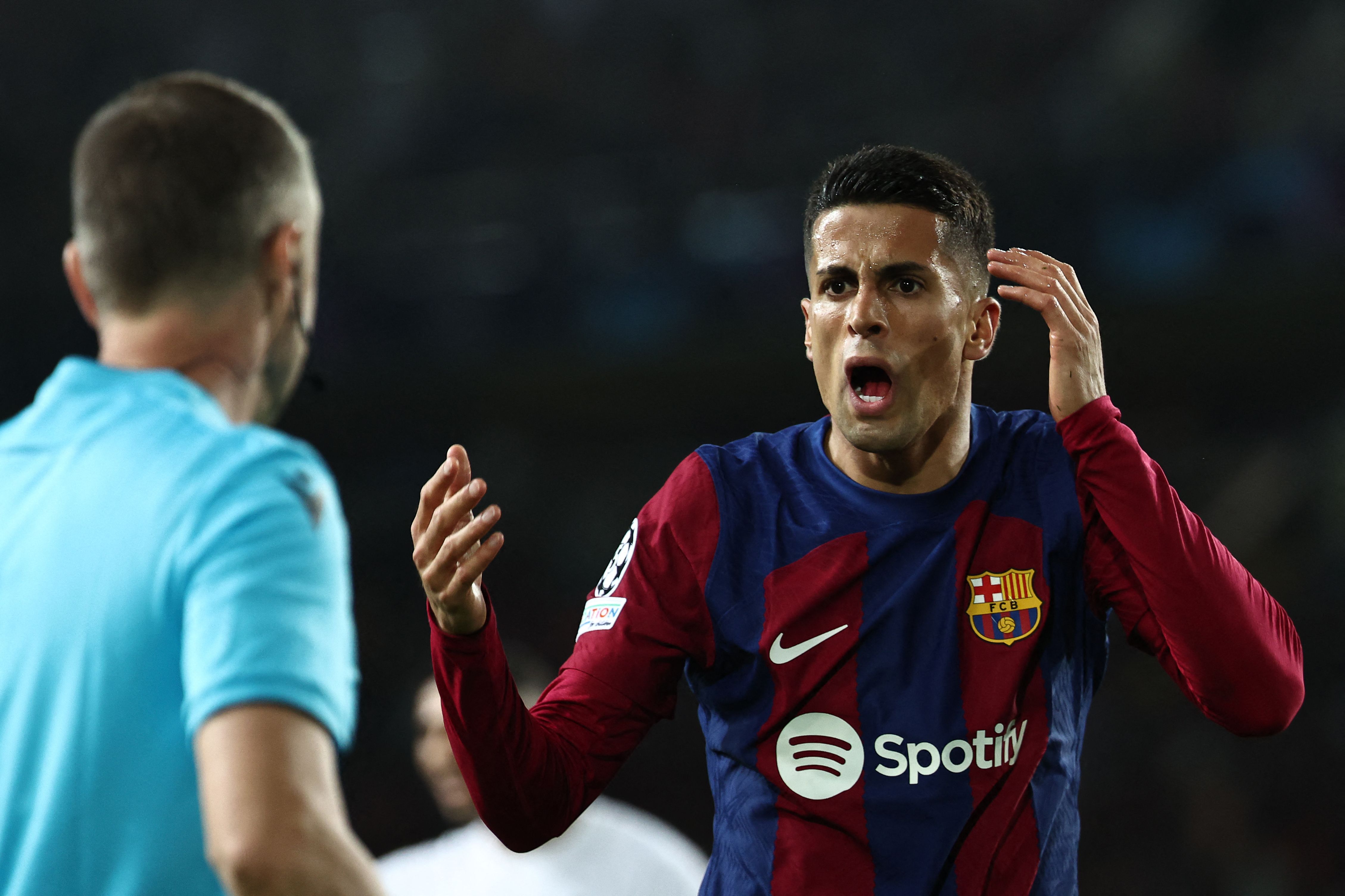 El defensa portugués del Barcelona, Joao Cancelo, reacciona tras el penal concedido en el partido de vuelta de cuartos de final de la Champions ante el Paris SG. (Foto Prensa Libre: AFP)