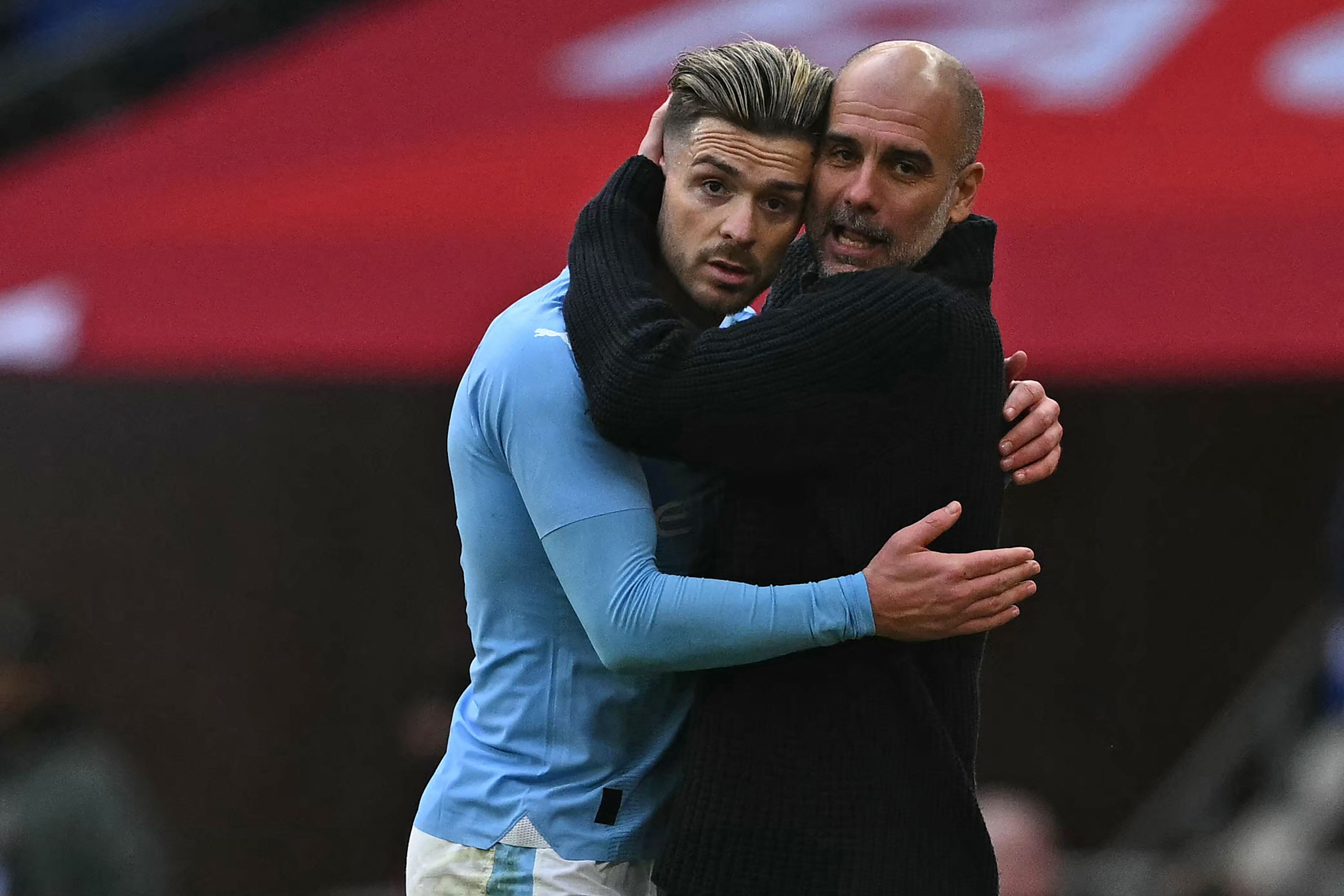 El Manchester City, Pep Guardiola, abraza a su futbolista, Jack Grealish (Izq.), durante el juego ante el Chelsea. (Foto Prensa Libre: AFP)