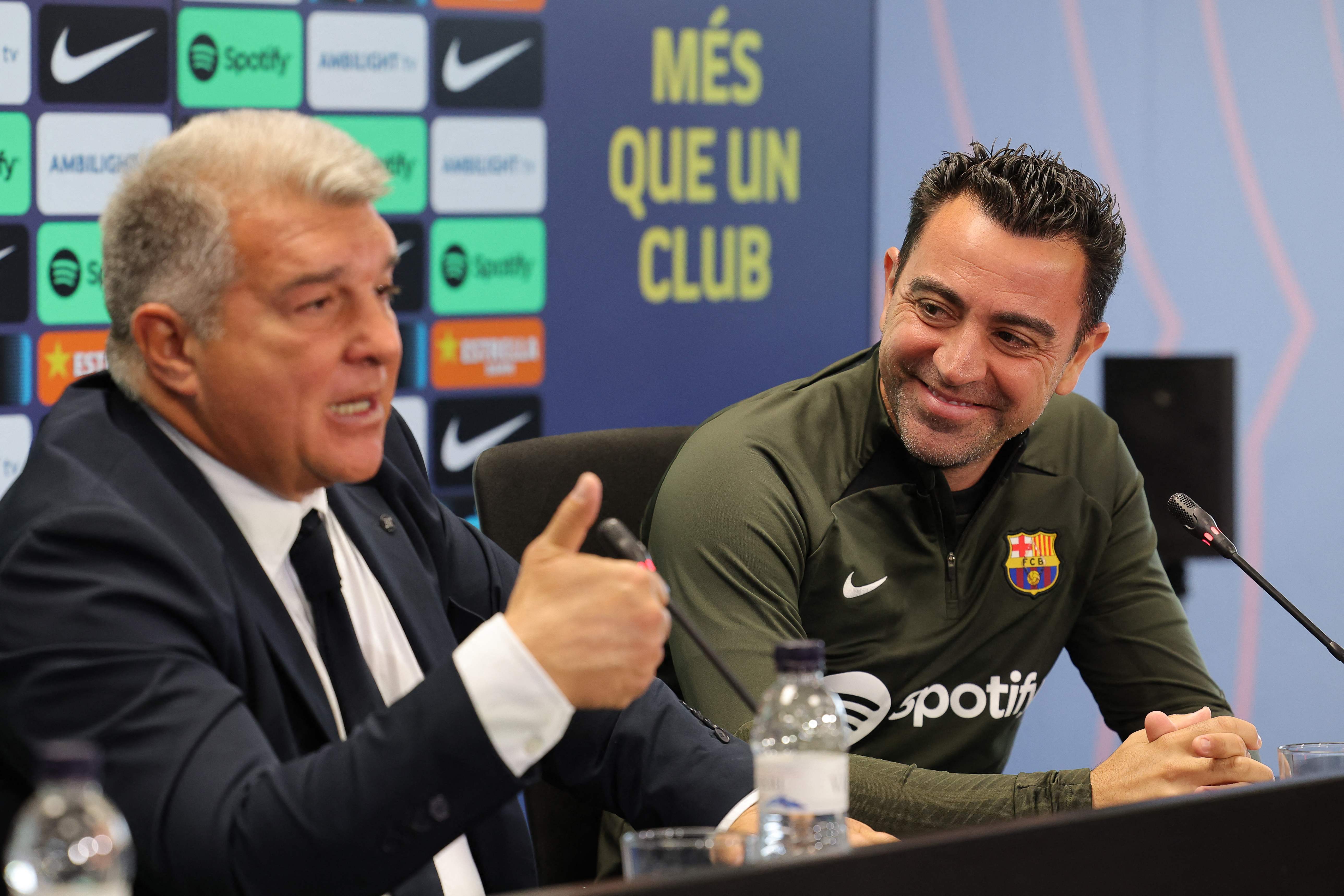 Joan Laporta y Xavi Hernández en conferencia de prensa.