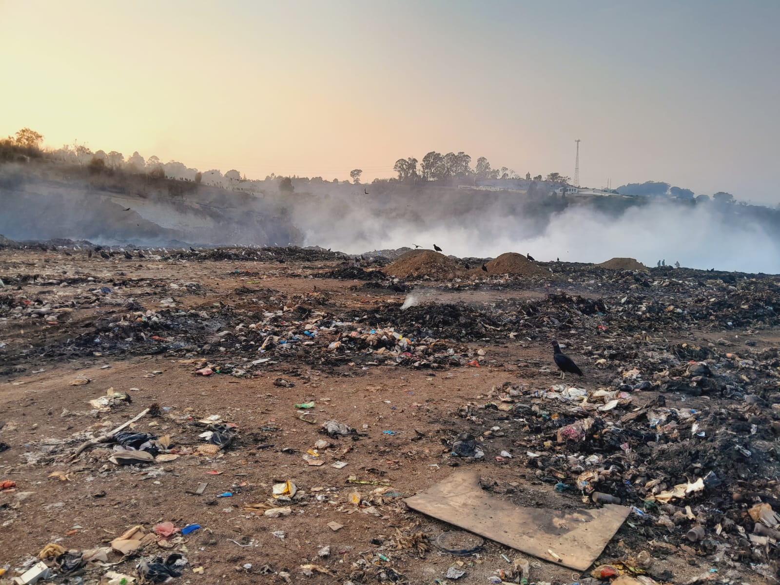 El incendio en el vertedero de Amsa está controlado en 85%, según la Conred. (Foto Prensa Libre: Conred)