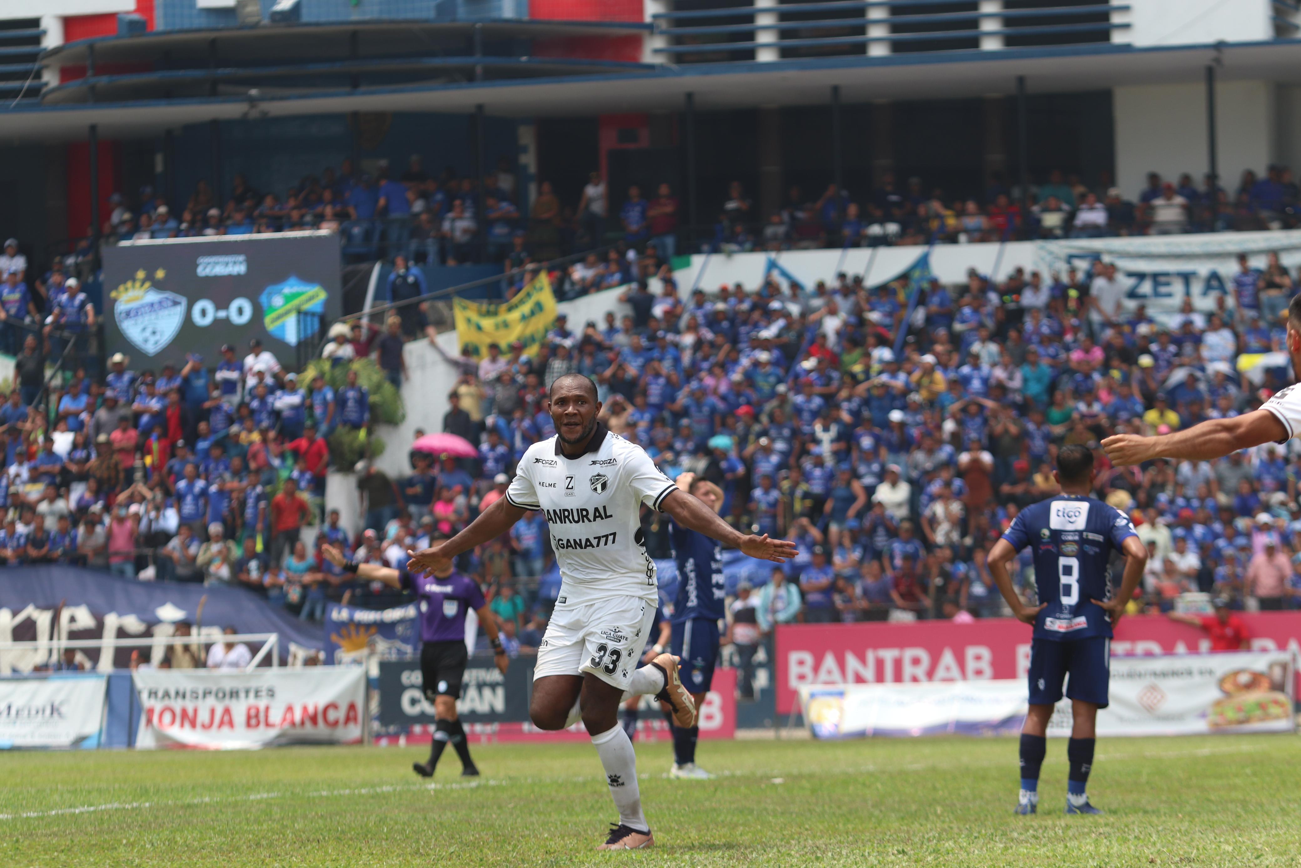 Anangonó en la acción del primer gol de Comunicaciones.