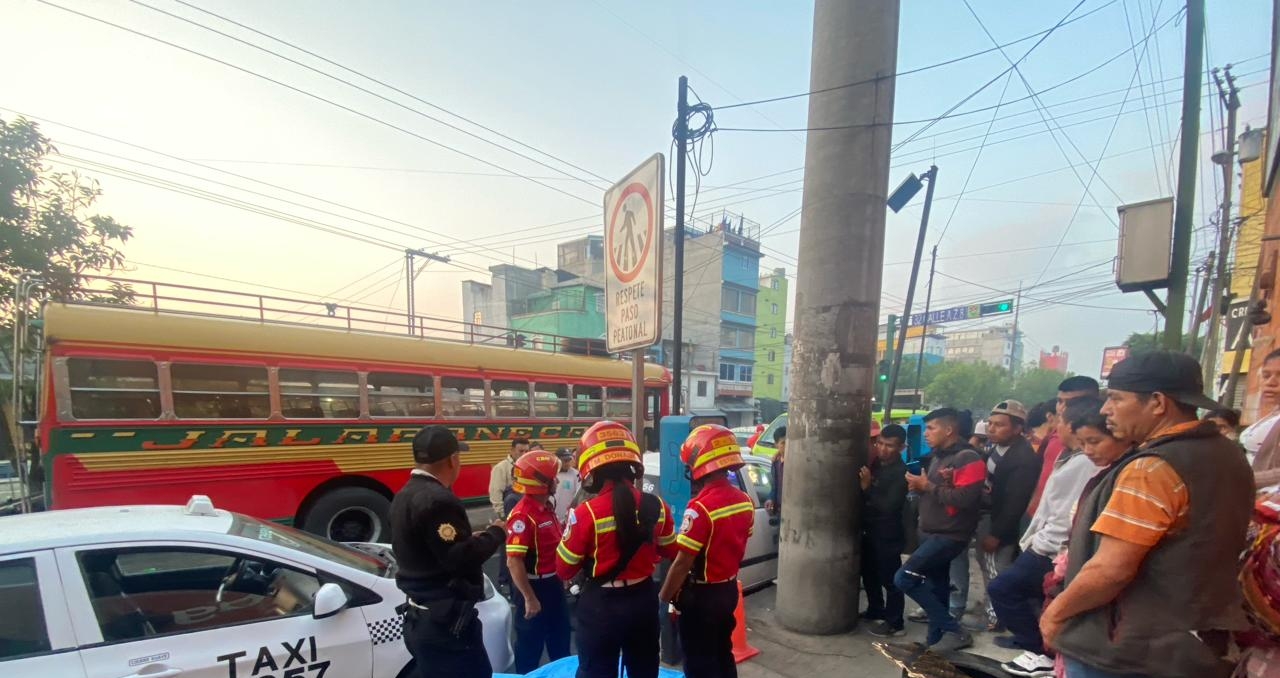 Socorristas atienden un ataque armado en la zona 8 capitalina. (Foto Prensa Libre: Bomberos Municipales)