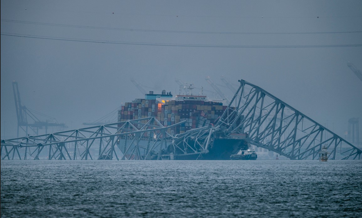 El portacontenedores Dalí y los restos del puente Francis Scott Key en Baltimore, Maryland, el miércoles 27 de marzo de 2024. (Jason Andrew/The New York Times)