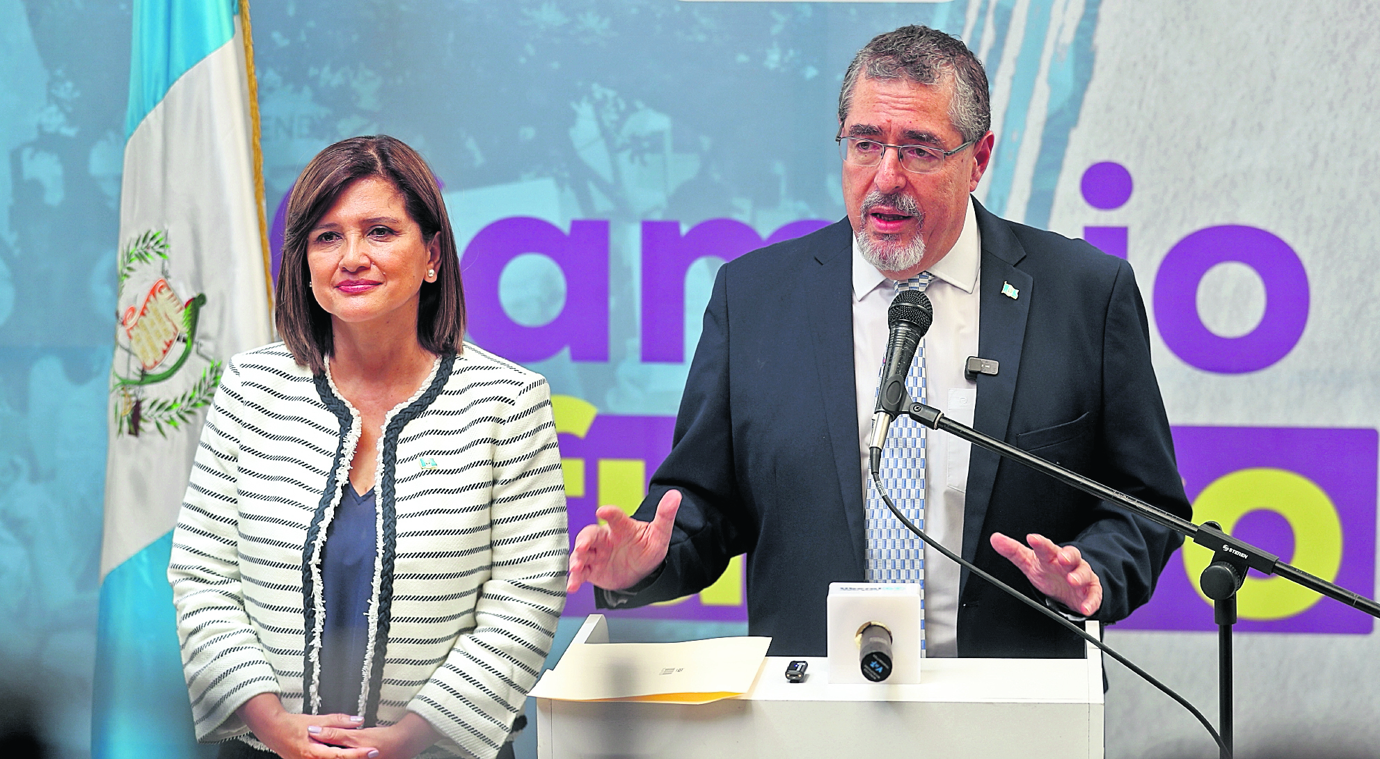 Conferencia de prensa del binomio presidencial electo Bernardo Arévalo y Karin Herrera , denuncian persecución política y hablan de que se trata de un golpe de estado por parte del Ministerio Público y el Congreso de la República. 




Fotografía Esbin Garcia 01--09-23