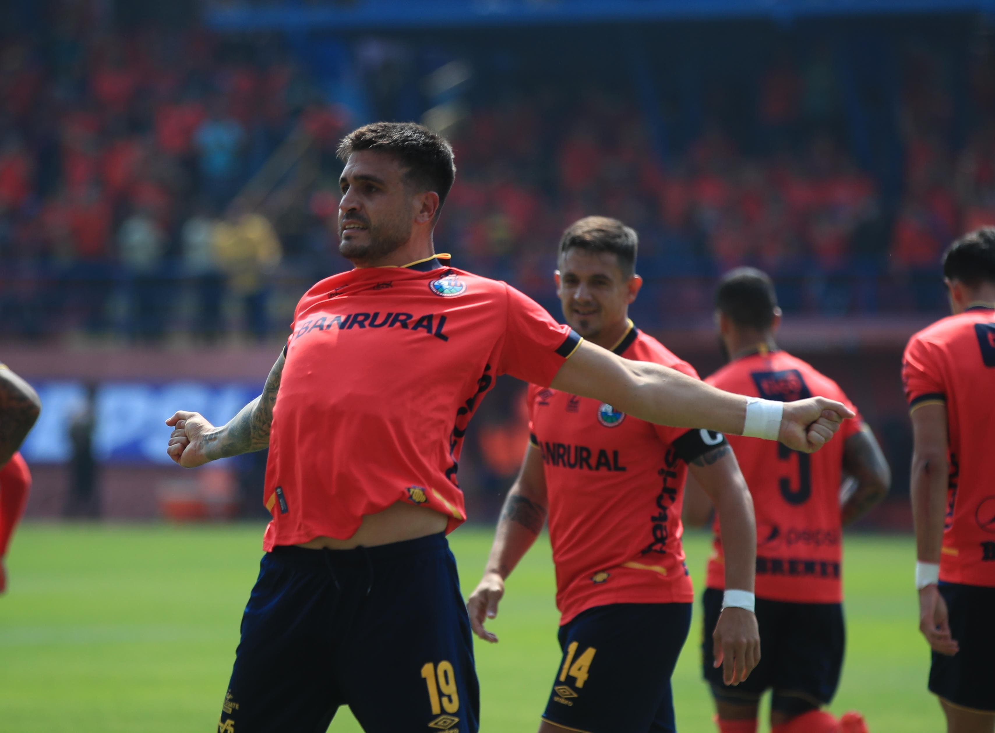 Ramiro Rocca de Municipal celebra el primer gol de su equipo ante Malacateco.