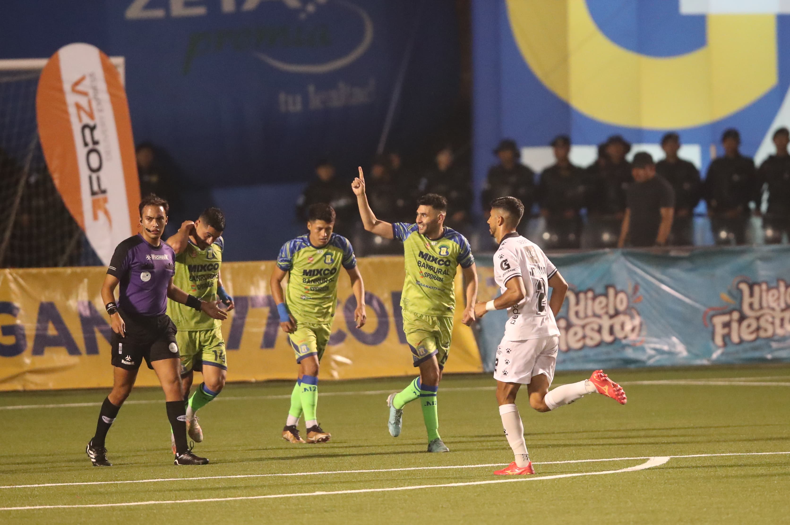 Jorge Sotomayor de Mixco celebra su gol la tarde del 6 de abril ante Comunicaciones.