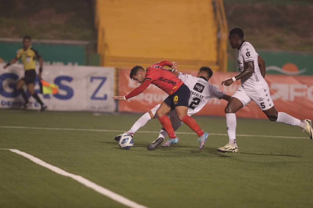 Matías Rotondi en un intento por anotar un gol a Comunicaciones. 