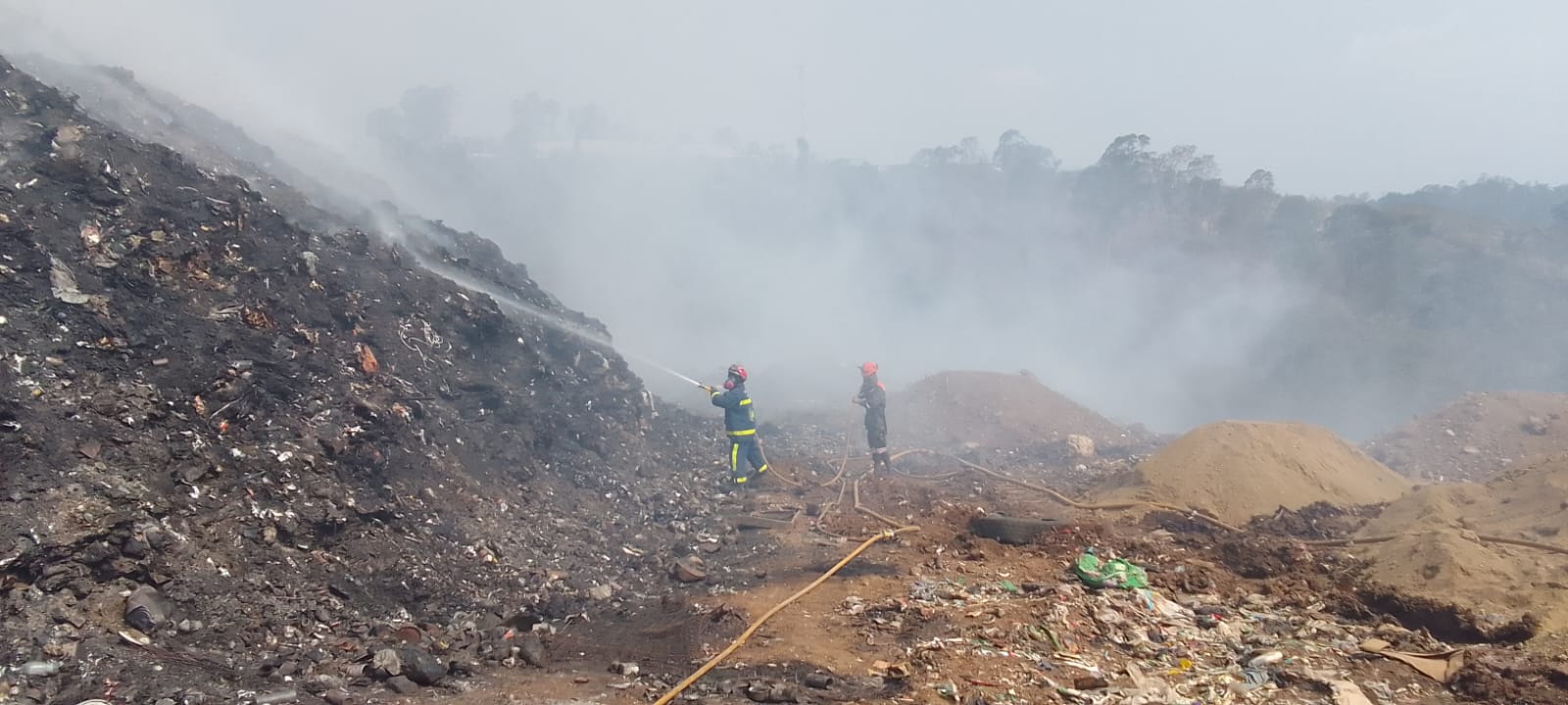 Socorristas continúan con las labores para sofocar el incendio del vertedero de Amsa. (Foto Prensa Libre: Conred)