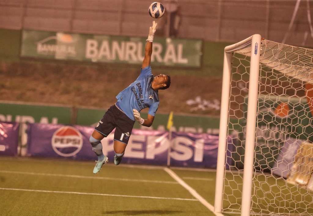 Fredy Pérez ve pasar un balón que se marchó por poco fuera de su portería. 