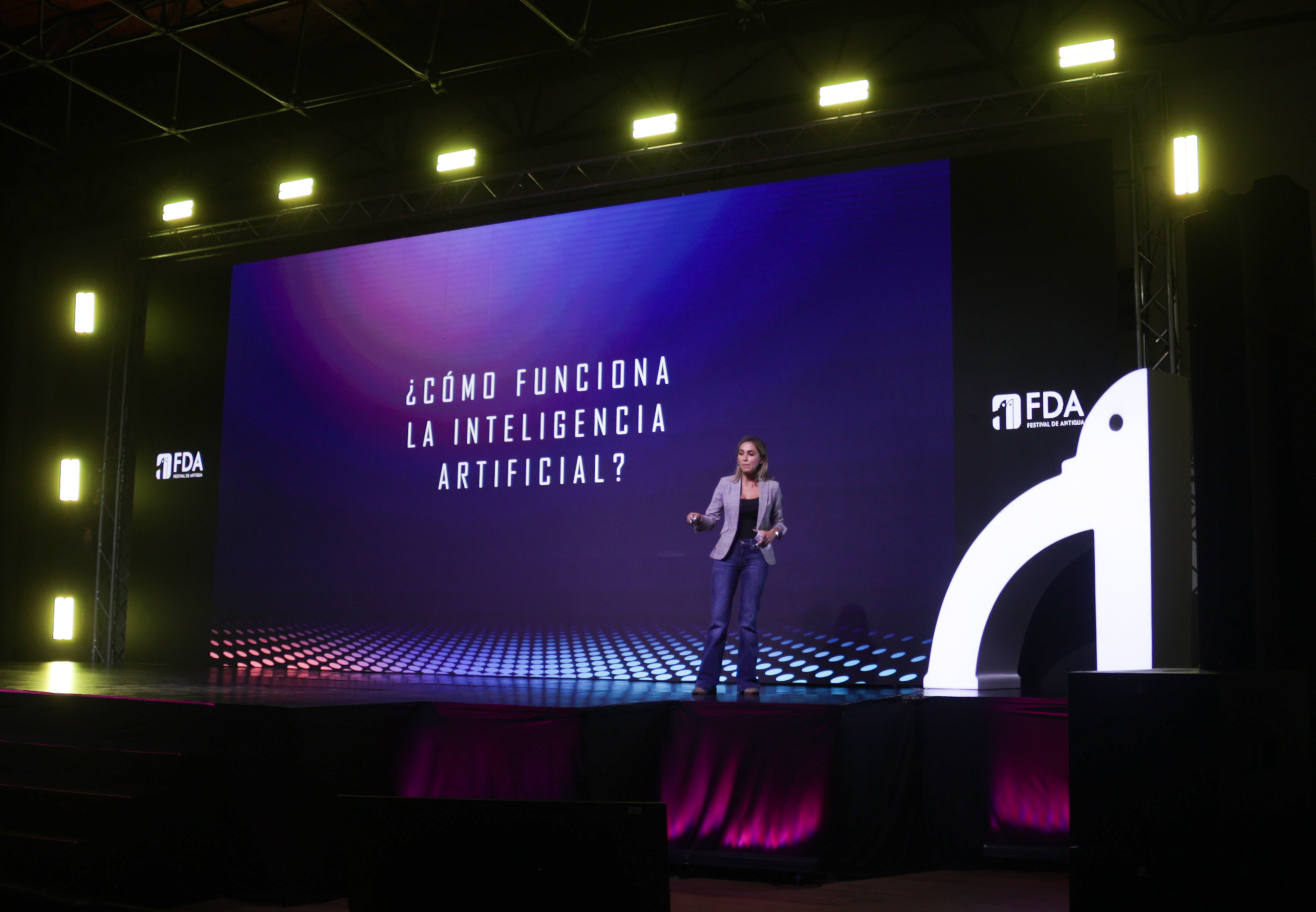"La inteligencia artificial cambiando el panorama del Marketing Digital", fue la tercera exposición del día a cargo de Karen Moreno. (Fotografía Prensa Libre: Festival de Antigua 2024)
