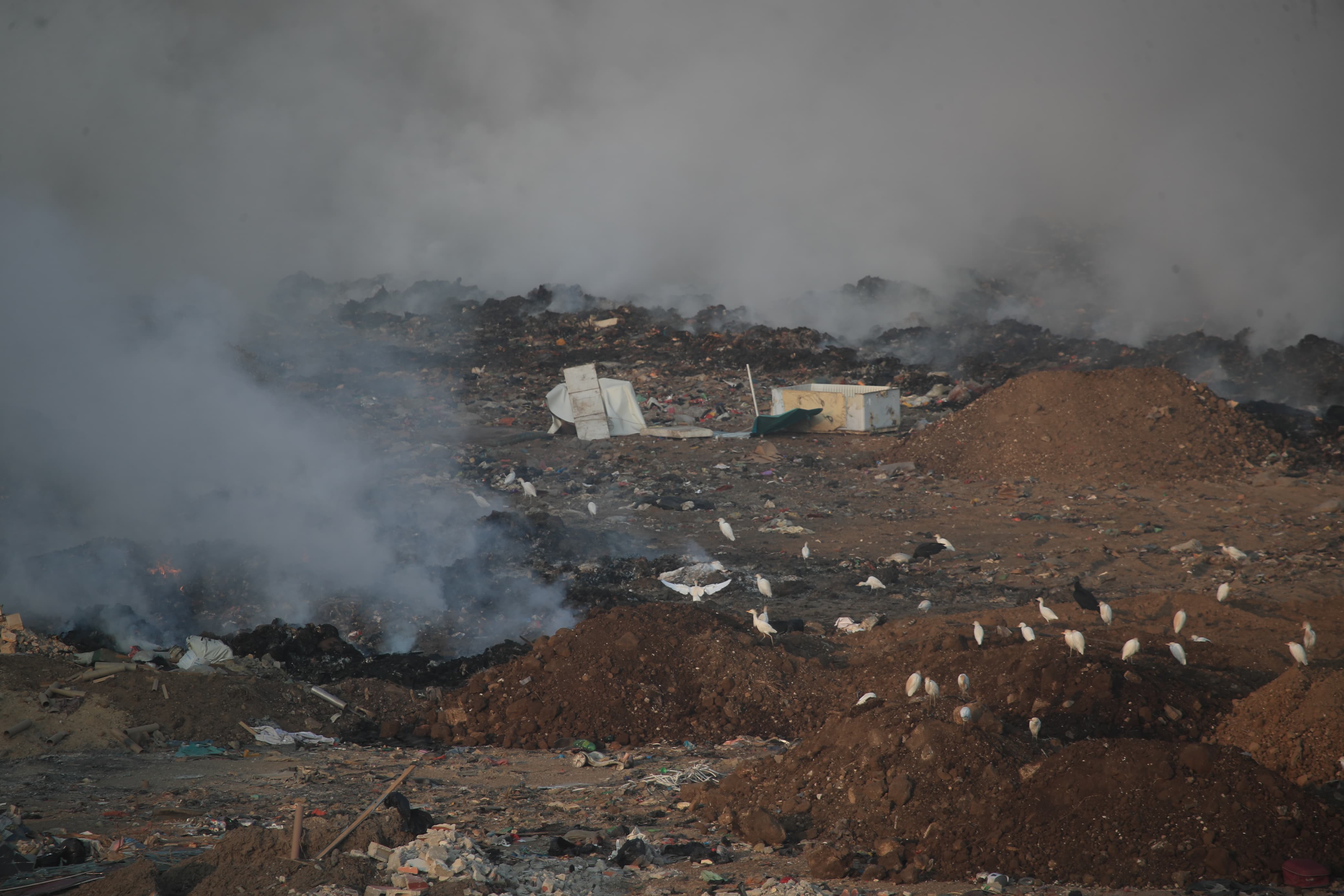 El incendio en el vertedero de AMSA causa contaminación en varios municipios de Guatemala y Sacatepéquez. (Foto Prensa Libre: Carlos H. Ovalle)