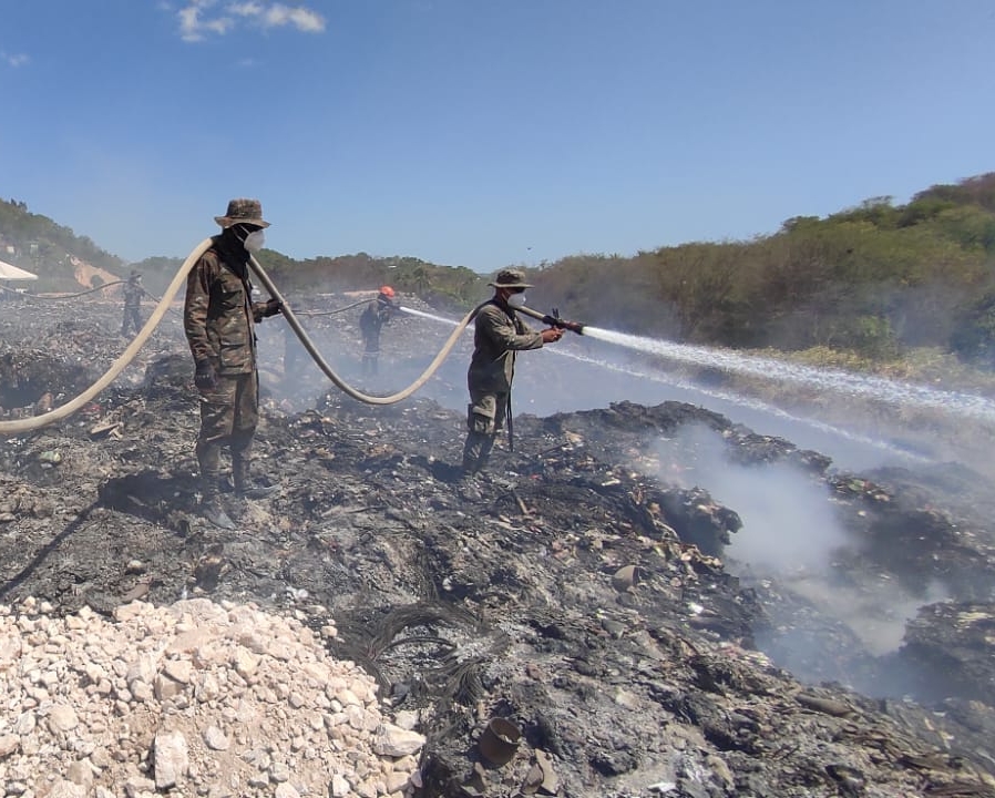 Incendio en vertedero de San Benito