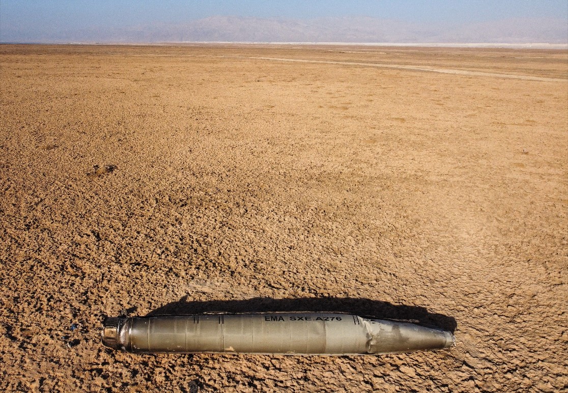 Vista aérea tomada con un dron de una parte de un misil balístico que cayó cerca del Mar Muerto, el domingo en el este de Israel. (Foto Prensa Libre: EFE)