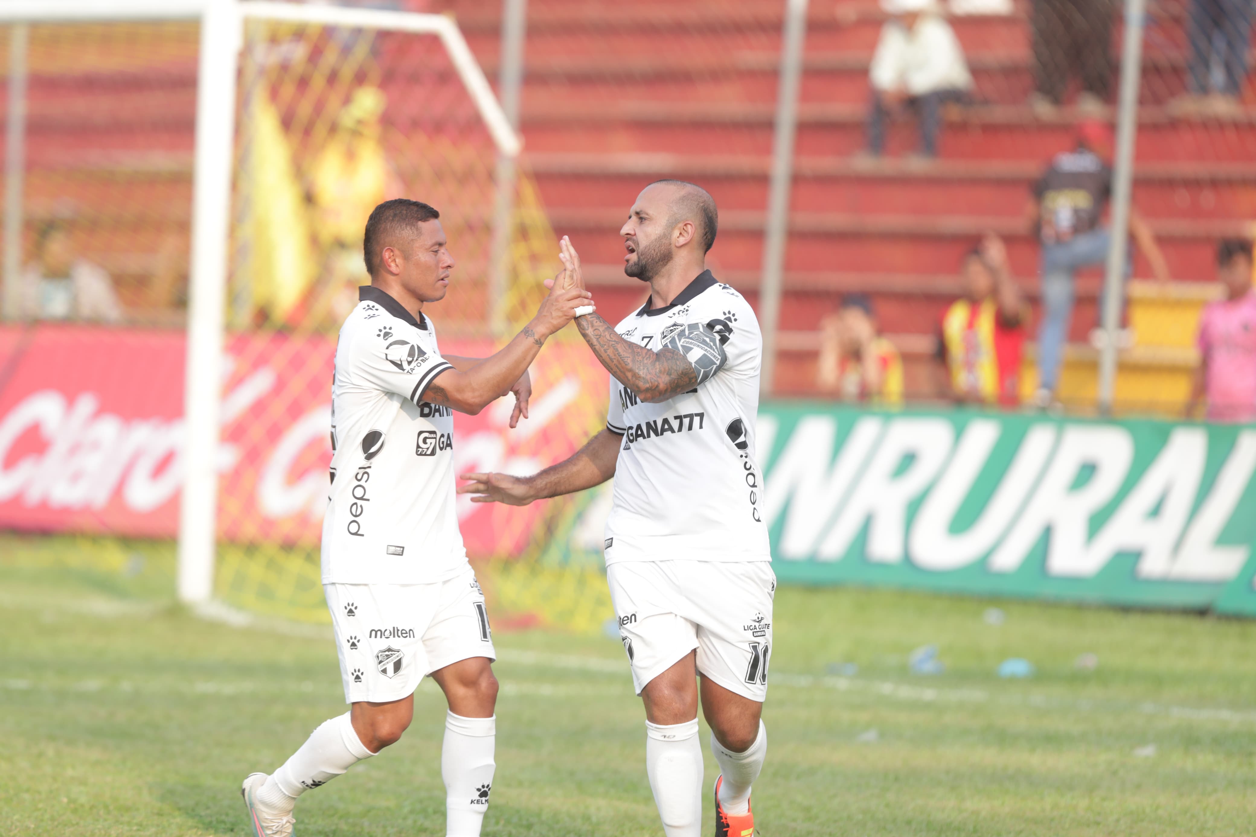 José Manuel Contreras celebra tras anotar su gol de penal.