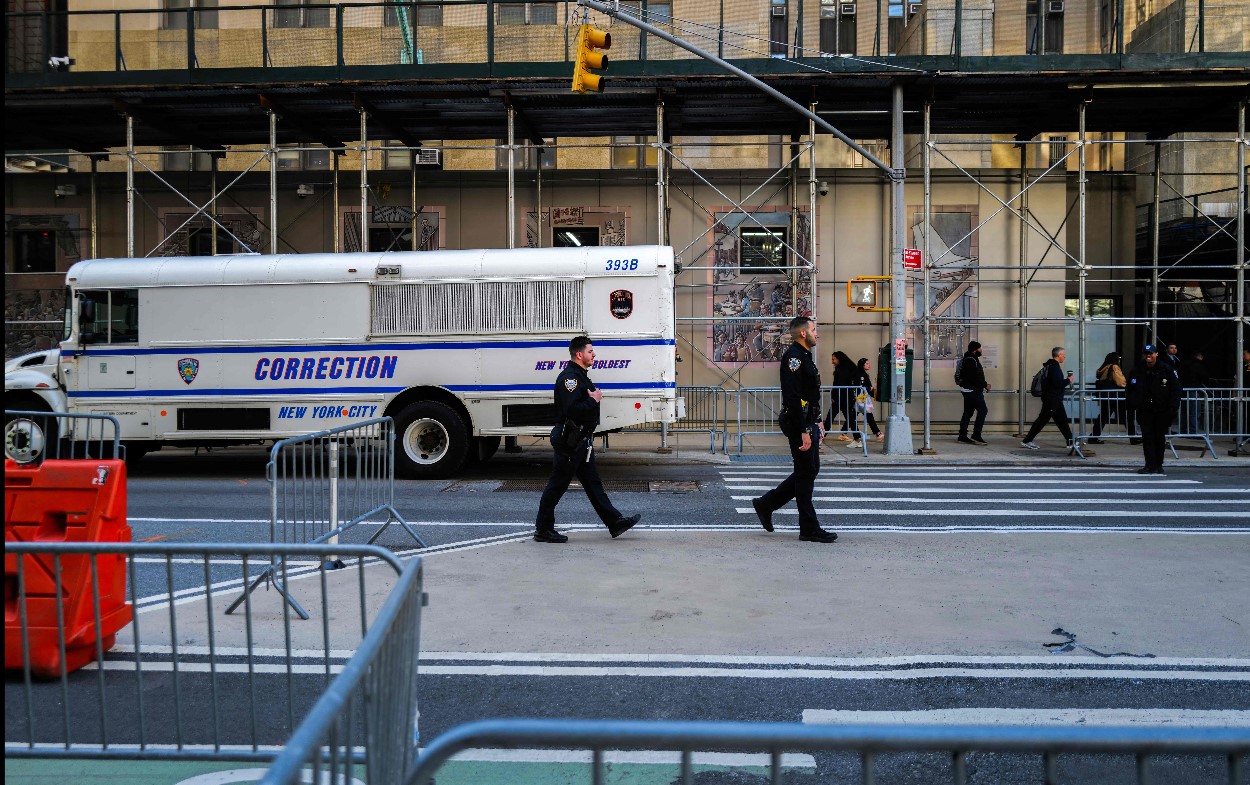 Los contingentes para resguardar a Trump en las cortes no tienen precedentes. (Foto Prensa Libre: AFP)