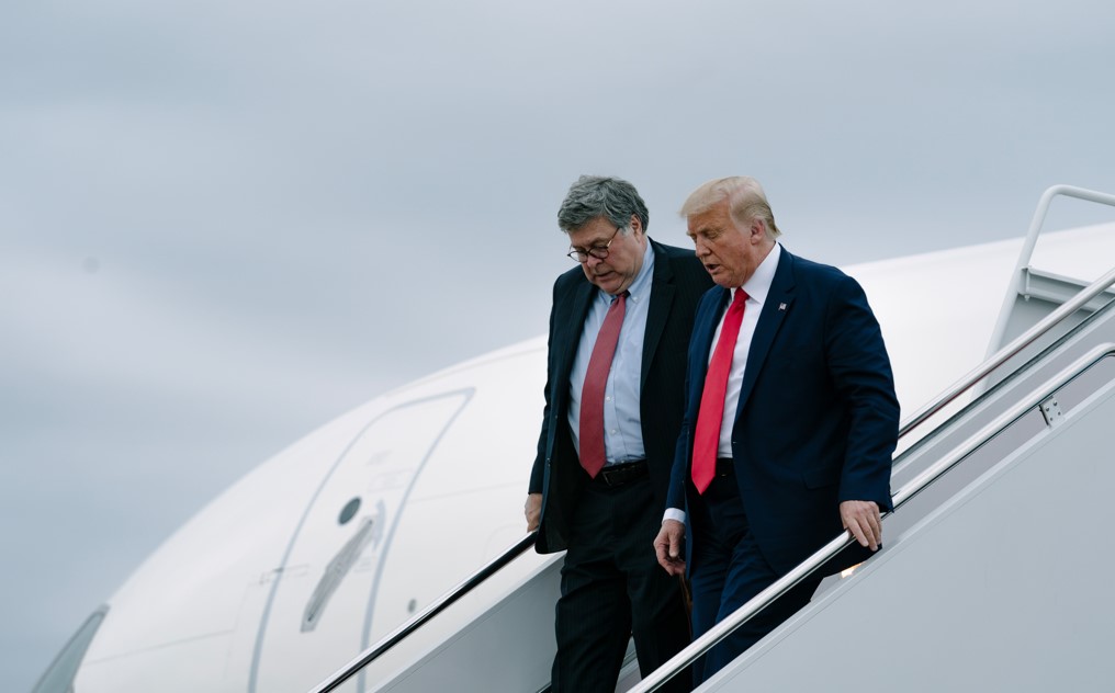 El entonces presidente Donald Trump y el fiscal general Bill Barr descienden del Air Force One en la Base Conjunta Andrews, Maryland, el 1.° de septiembre de 2020. (Anna Moneymaker/The New York Times)