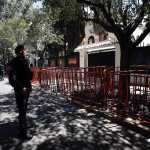 Policías de la Secretaria de Seguridad Pública resguardan con vallas metálicas las instalaciones de la embajada de Ecuador, este sábado, en la Ciudad de México. (Foto Prensa Libre: EFE/ Sáshenka Gutiérrez)