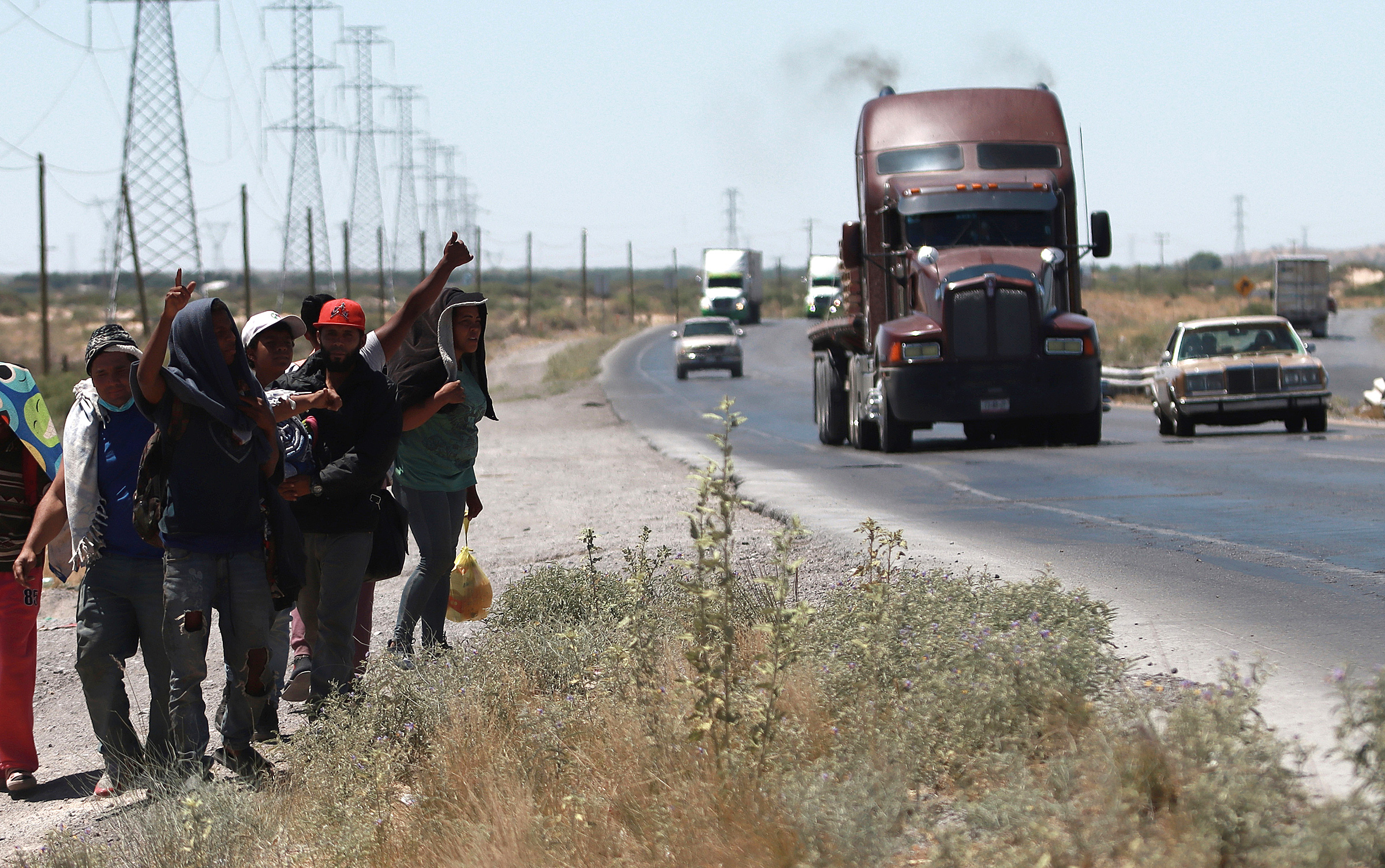 Los migrantes cruzan el peligro del desierto por la mayor vigilancia en el norte de México