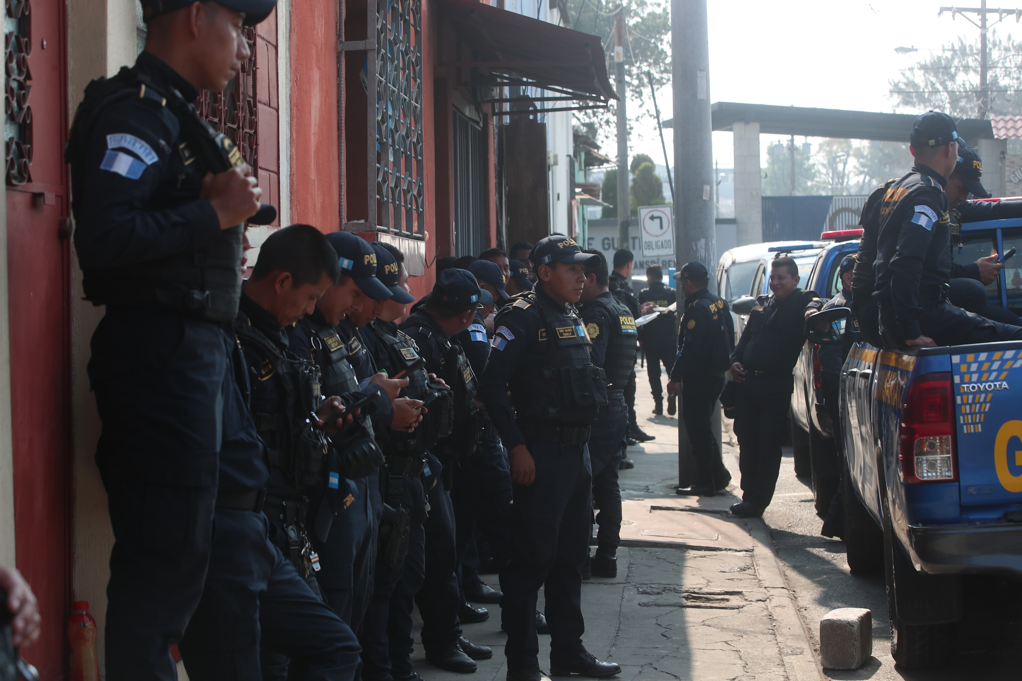 Agentes de la PNC efectúan requisa en la cárcel de Matamoros este 3 de abril. (Foto Prensa Libre: Byron Baiza)