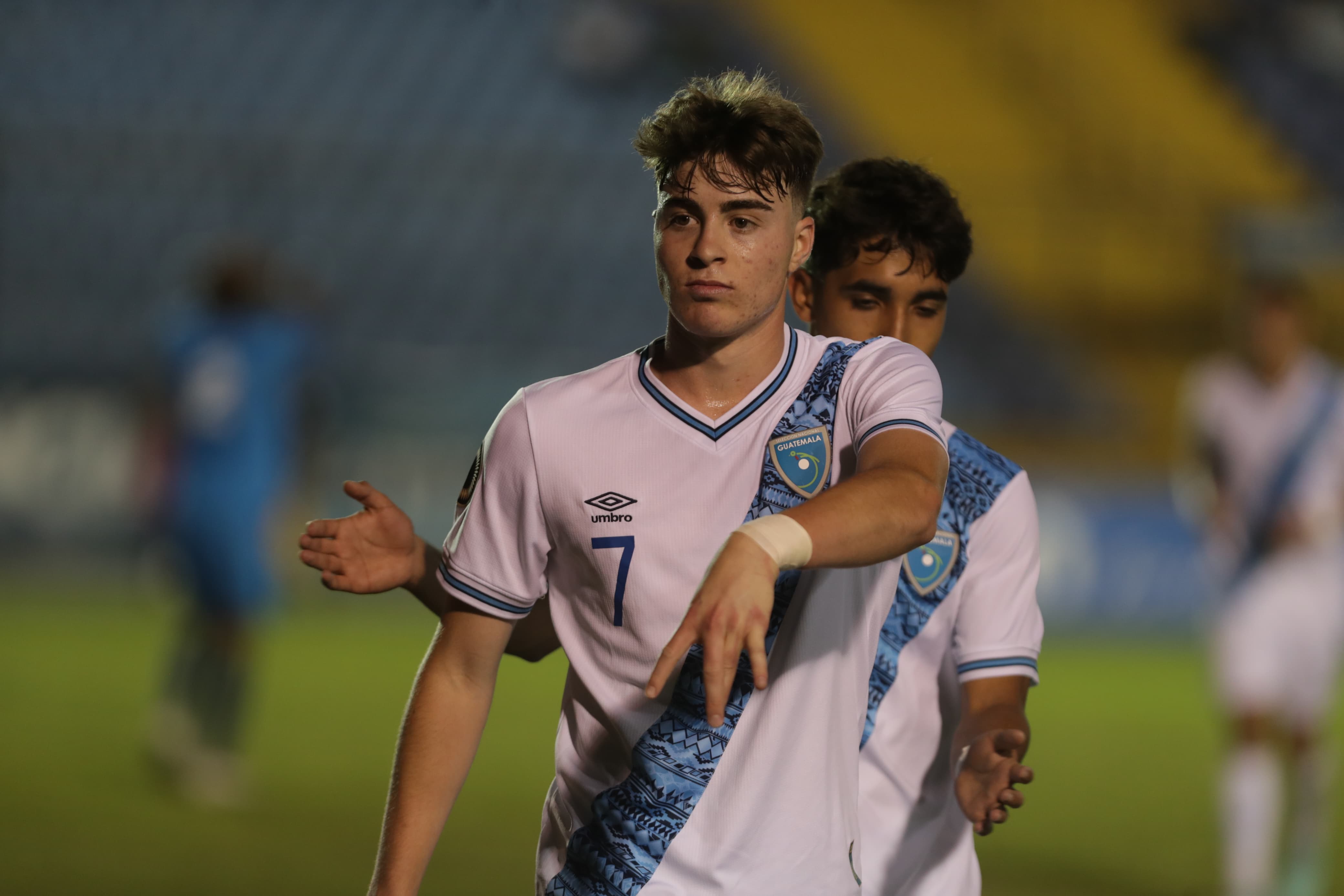 Matt Evans celebra un gol con la Selección Sub 20 de Guatemala.