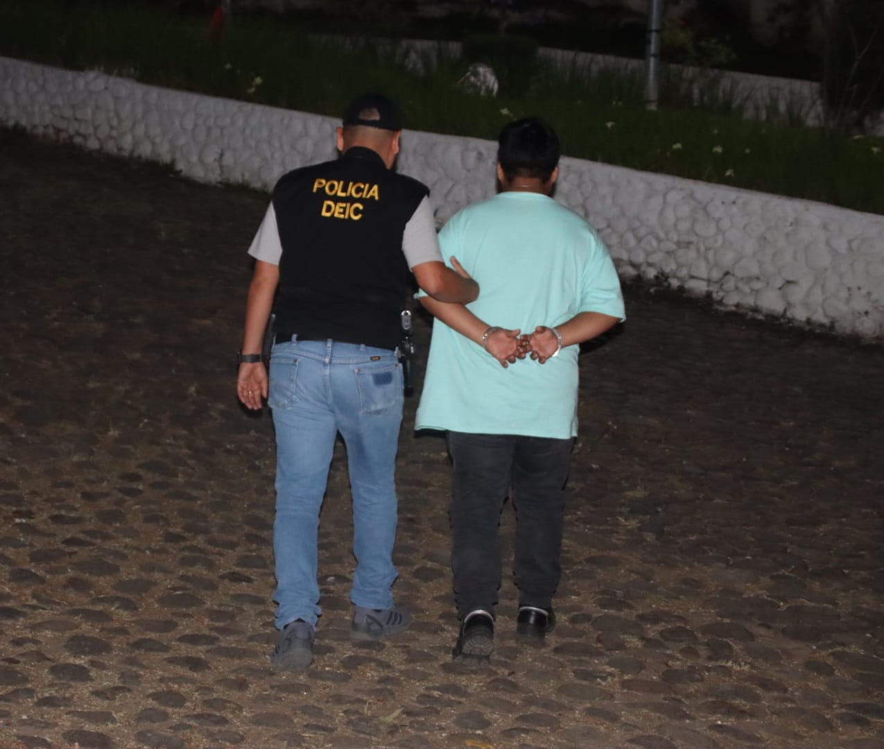 La PNC sorprendió a un hombre que abusaba de una niña de 13 años en un hotel. (Foto Prensa Libre: PNC)