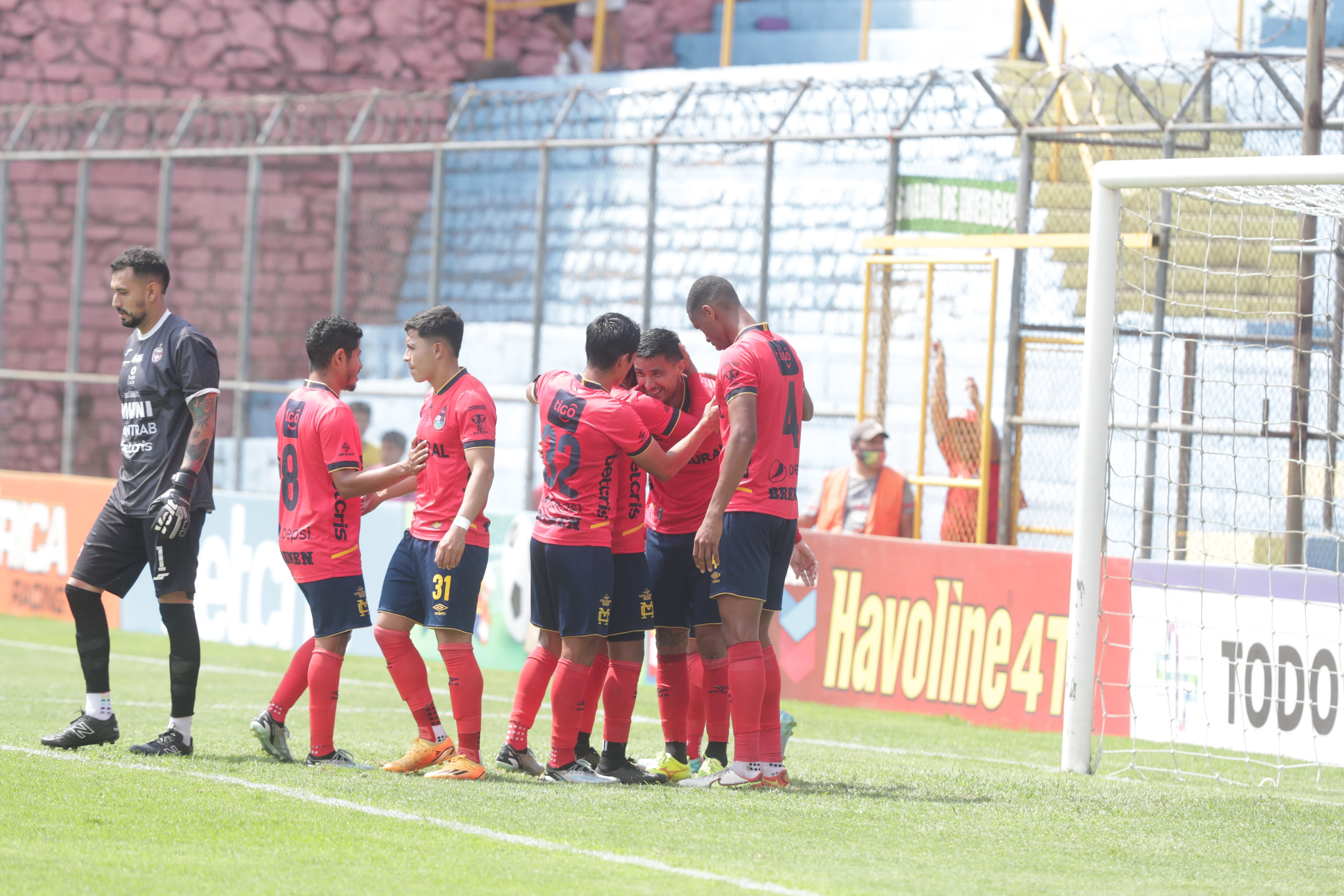 El CSD Municipal goleó al Malacateco en su casa.