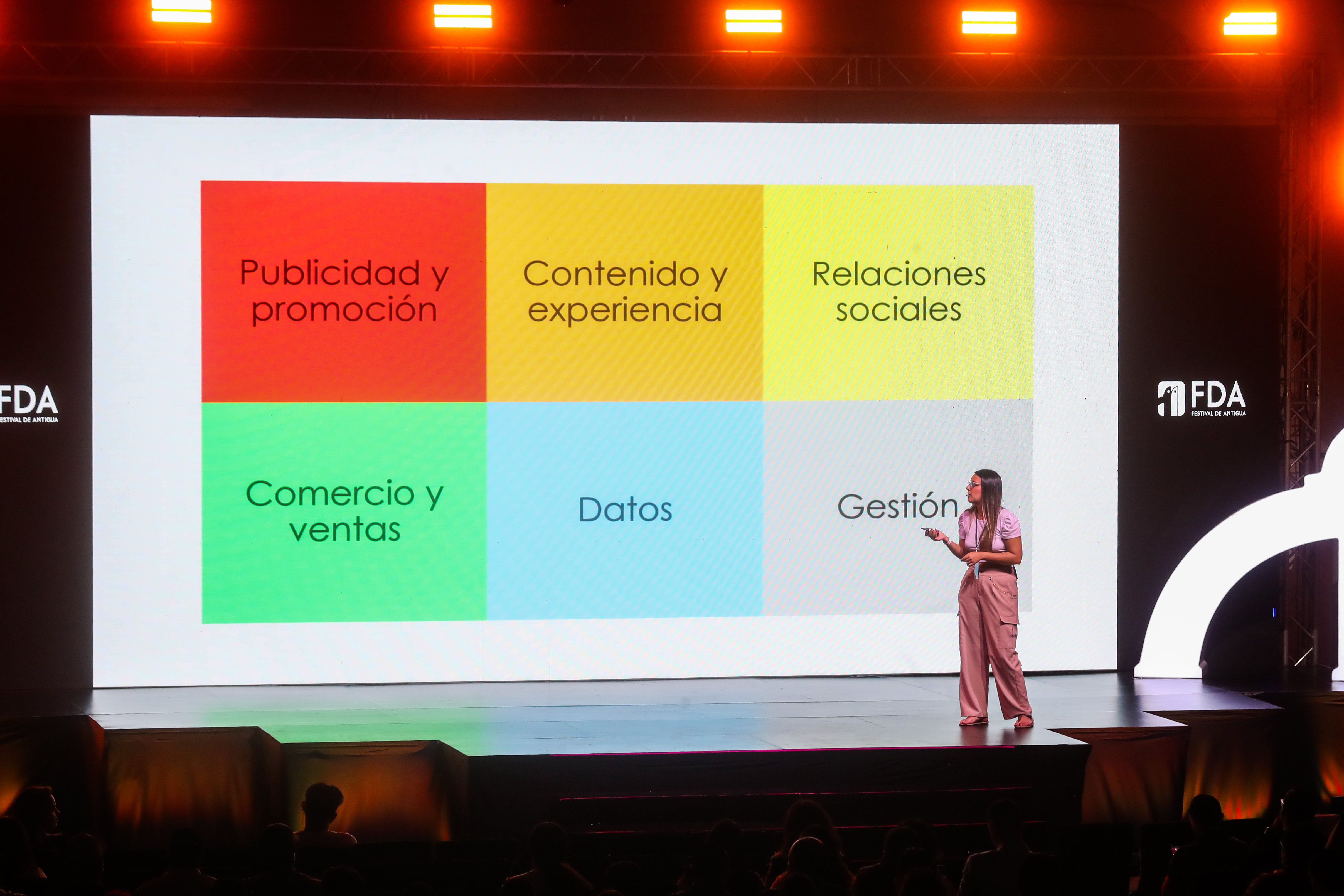 La colombiana María Paula Medina, expositora y Líder Departamento Digital Grey, brindó la charla "Prompts para ser eficiente con Martech". (Fotografía Prensa Libre: Juan Diego González)