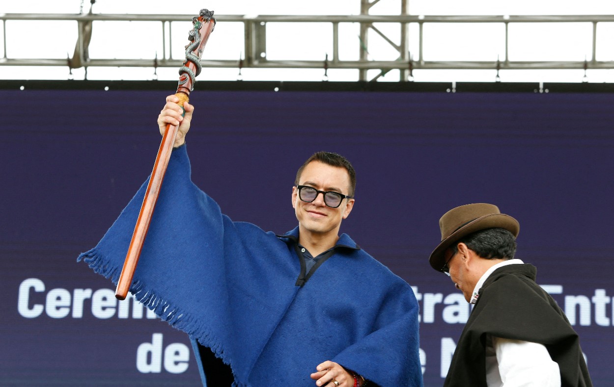 El residente ecuatoriano Daniel Noboa recibe el bastón de mando en la comunidad de San Miguel Bajo en Otavalo, Ecuador. (Foto Prensa Libre: AFP)