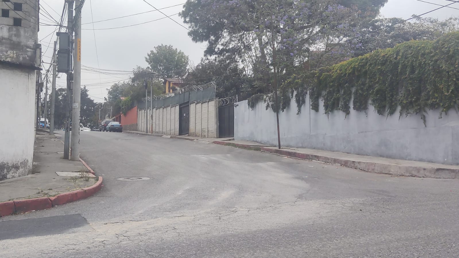 Área afectada por una aparente fuga de agua que estaría ocasionando grietas en la colonia Pamplona, zona 13. (Foto Prensa Libre: Andrea Domínguez)