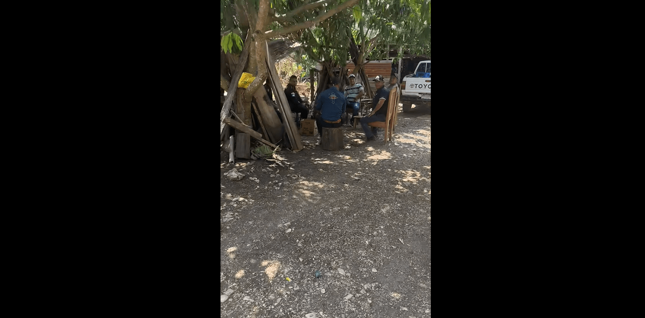 Autoridades de San Francisco, Petén, compartieron el video de agentes de la PNC afuera de una cantina. (Foto Prensa Libre: Facebook JJ Paredes)