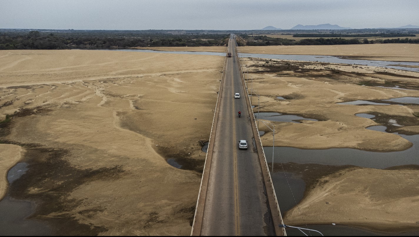 El calentamiento global está secando las fuentes de agua, como el río Branco, en Boa Vista, Brasil. (Foto Prensa Libre: EFE)