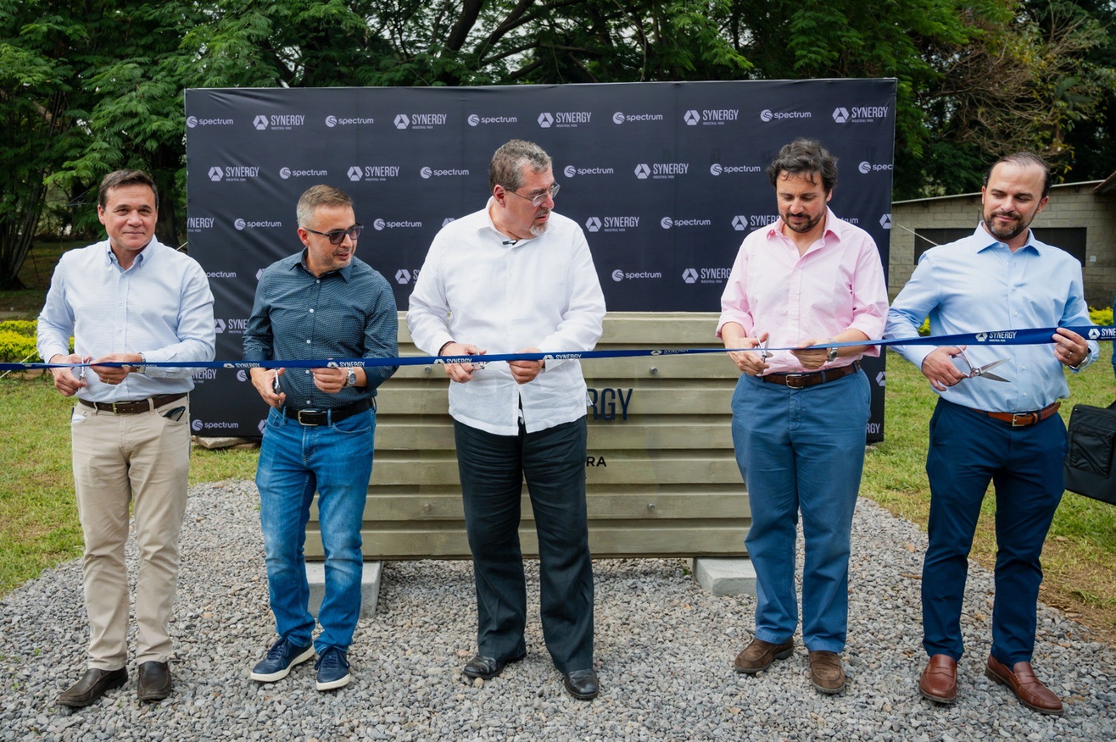 Participaron en la colocación de la primera piedra de las obras de Synergy Industrial Park, Ramiro Alfaro, gerente general de Spectrum; Abraham Rivera, alcalde de Escuintla; Bernardo Arévalo, presidente de la República; Diego Herrera, CEO de Grupo Pantaleón y presidente de JD de Spectrum y Alejandro Guillén, gerente de negocio industrial de esa firma. (Foto, Prensa Libre: cortesía).