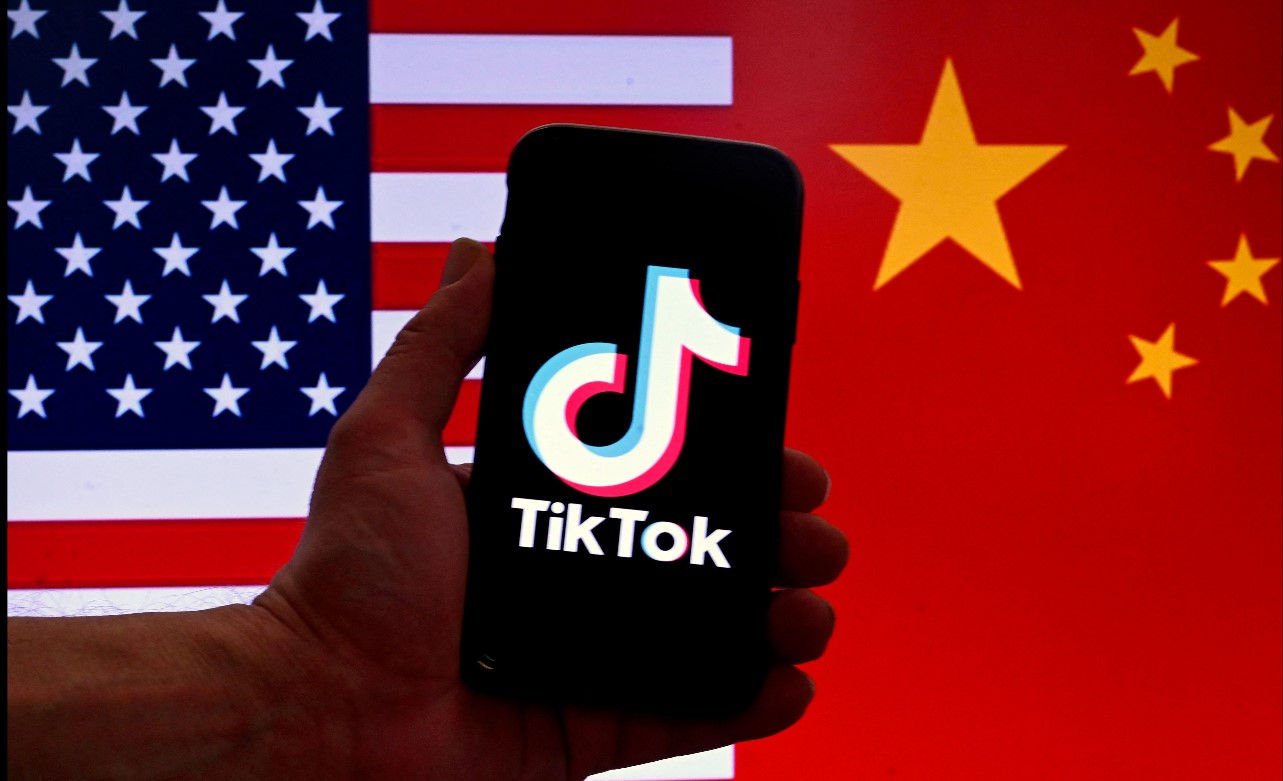 Políticos creen que la empresa matriz de TikTok le comparte datos sensibles de usuarios a China. (Foto Prensa Libre: EFE)