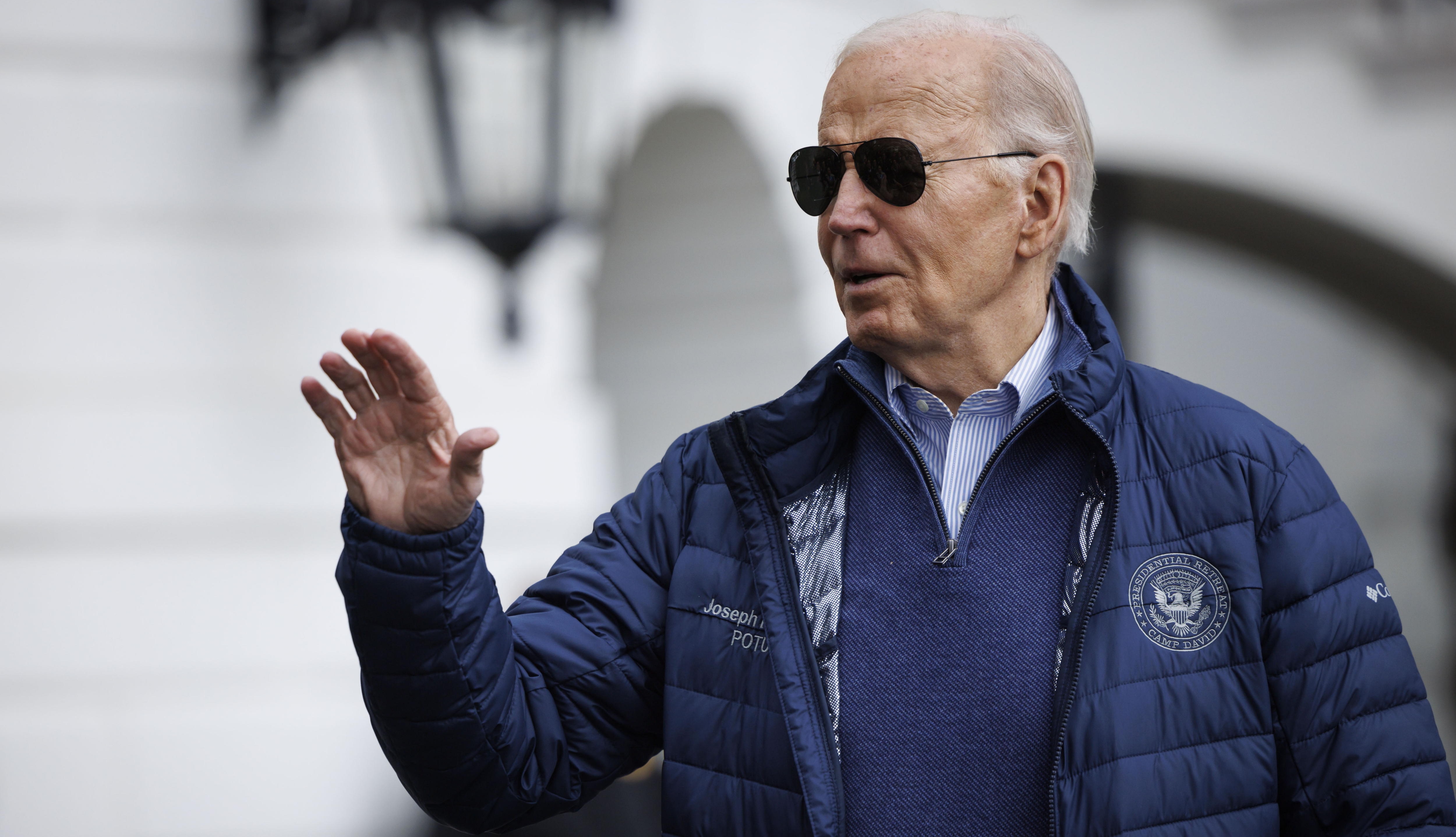 Washington (United States), 05/04/2024.- US President Joe Biden speaks to members of the media on the South Lawn of the White House before boarding Marine One in Washington, DC, USA, 05 April 2024. The Biden administration urged Congress to fully fund the reconstruction of Baltimore's Francis Scott Key Bridge in a letter to key lawmakers prior to his visit to the bridge wreckage on 05 April. EFE/EPA/TING SHEN / POOL