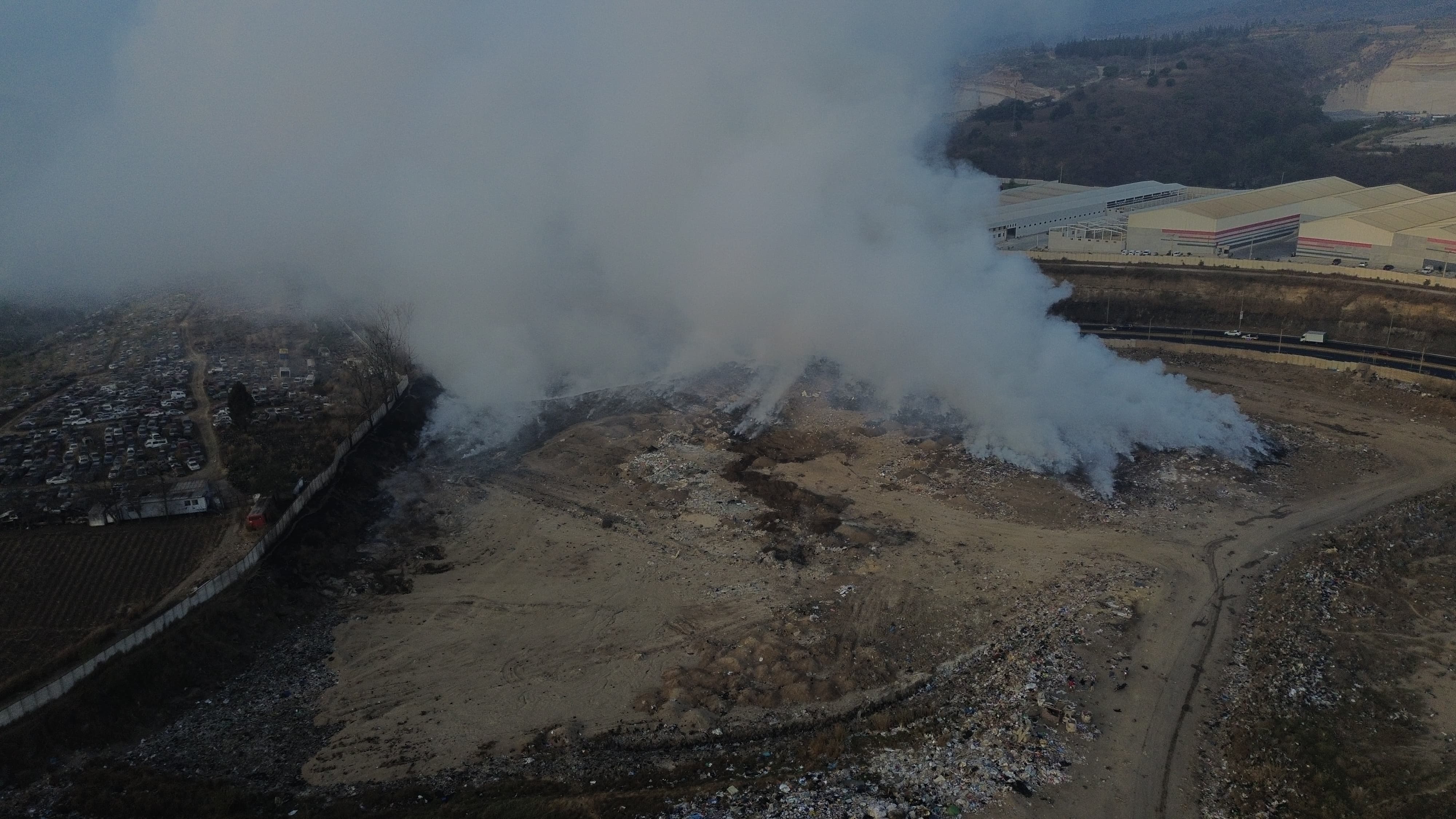 Durante cinco días un incendio en el vertedero del kilómetro 22, ruta al Pacífico, a cargo de Amsa, afectó a la región metropolitana de Guatemala y otras localidades centrales. Las autoridades tienen un plazo de 24 meses para cerrar ese botadero. (Foto Prensa Libre: Carlos Hernández Ovalle).